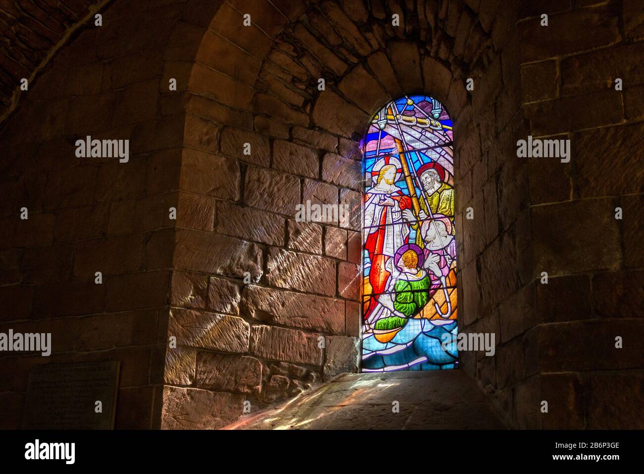 Raffigurazione in vetro colorato di una traversata in traghetto, finestra sud, Chapter House, Birkenhead Priory Foto Stock