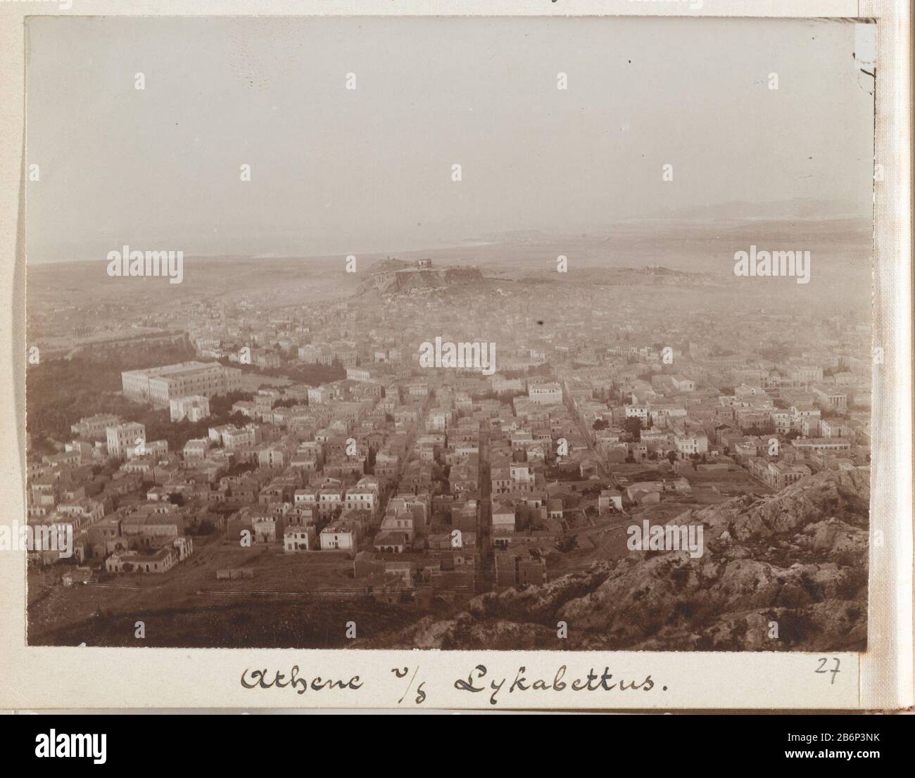 Gezicht op Athene vanaf de heuvel Likavitos, Griekenland Athene vd Lykabettus Vista di Atene dalla collina Likavitos, Athens v / d Lykabettus Tipo Di Oggetto : immagine numero articolo: RP-F 1999-139-1-27 Produttore : fotografo: L. Heldringstraat Luogo fabbricazione: Grecia Data: 1898 caratteristiche Fisiche: Luce naturale gelatina argento stampa materiale: Argento: Carta fotografica Tecnica: Luce naturale gelatina argento pressione dimensioni: H 83 mm × W 110 mm Foto Stock