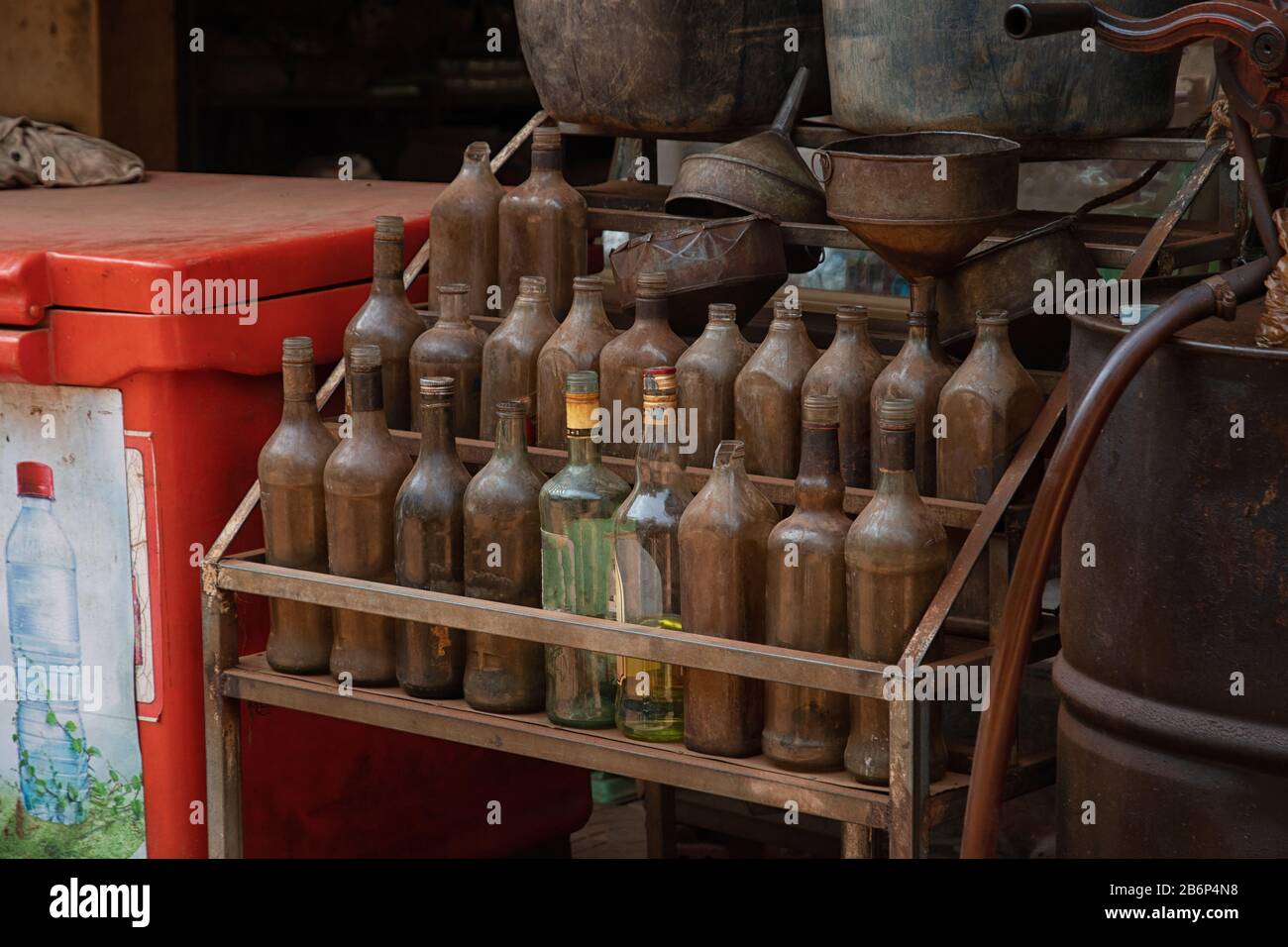 Bottiglie in una stazione di benzina in Cambogia Foto Stock