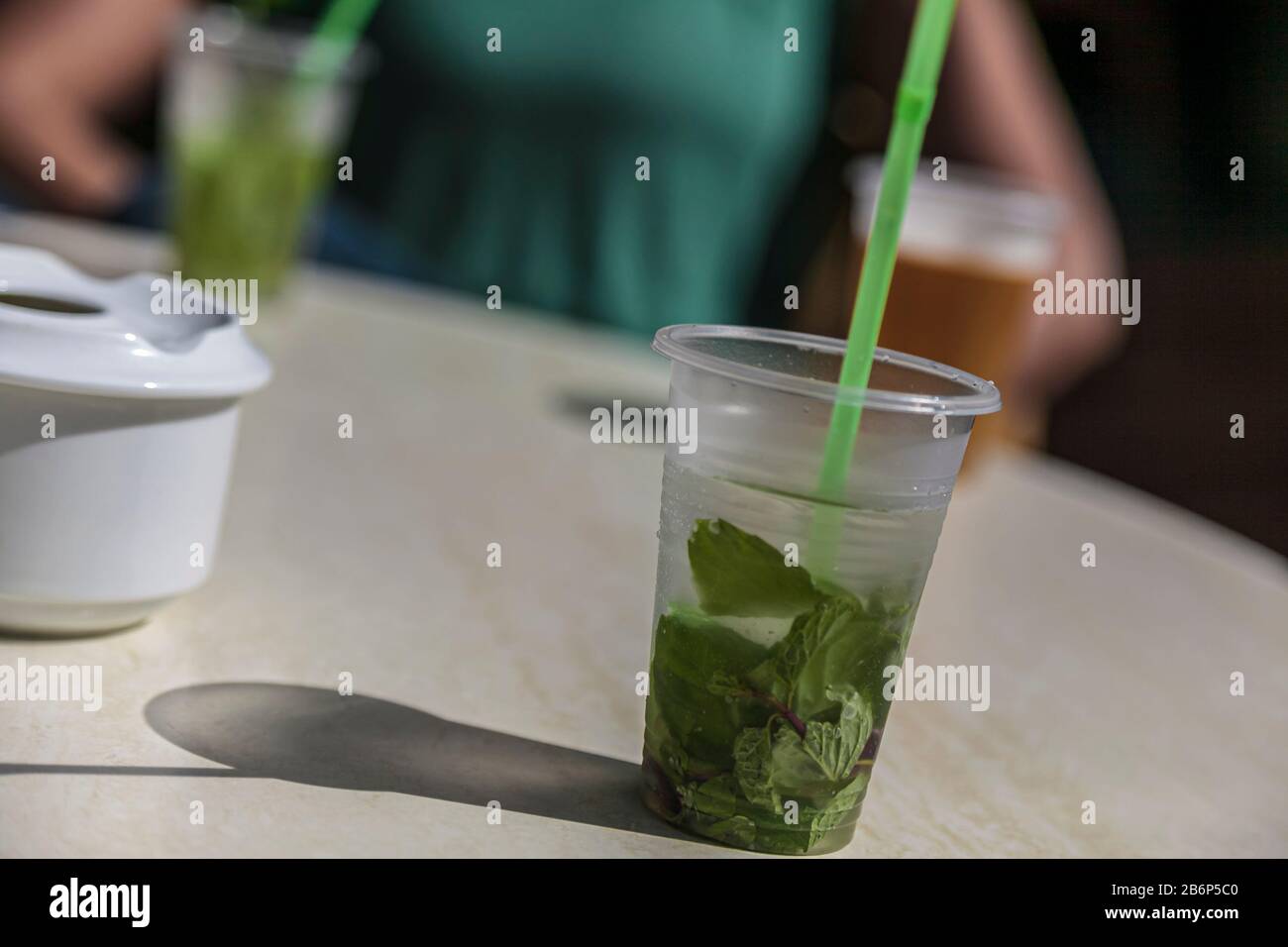 Mojito in vetro plastico Mojito è una tradizionale bevanda cubana a base di rum bianco, zucchero, succo di lime, acqua soda e foglie di menta fresca Foto Stock