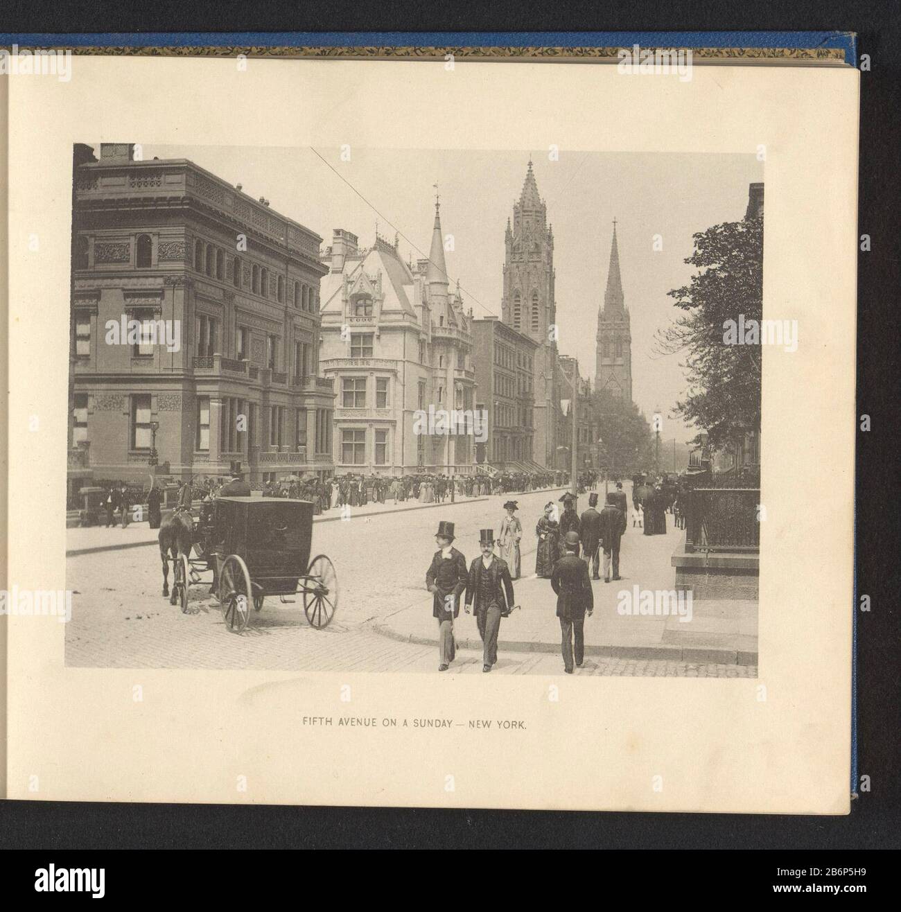 Gezicht op Fifth Avenue a New York Fifth Avenue on a Sunday - New York (titel op Object) View of Fifth Avenue a New York Fifth Avenue on a Sunday - New York (title Object) Property Type: Photomechanical print page Item number: RP-F 2001-7-996-8 Manufacturer : creator: Anonymous Place manufacture: New York Datata: Ca. 1883 - in o davanti 1893 Materiale: Carta Tecnica: Leggera pressione dimensioni: Immagine: H 140 mm × W 185 mm Oggetto: Strada a quattro ruote, veicolo trainato da animali, ad esempio: Cabina, carrozza, Trolling pullman in cui: New York Foto Stock