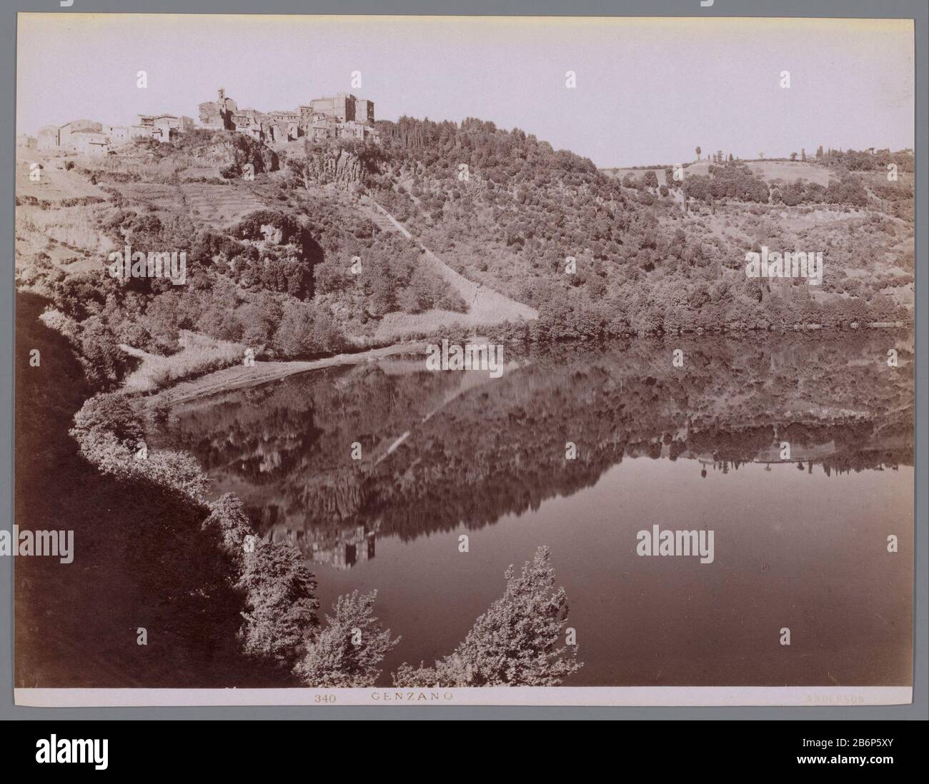 Gezicht op Genzano 340 (seriettel) Genzano. Produttore : fotografo: James Anderson Datato: 1850 - 1877 Materiale: Carta dimensioni: Foto: H 198 mm × W 257 mm Foto Stock