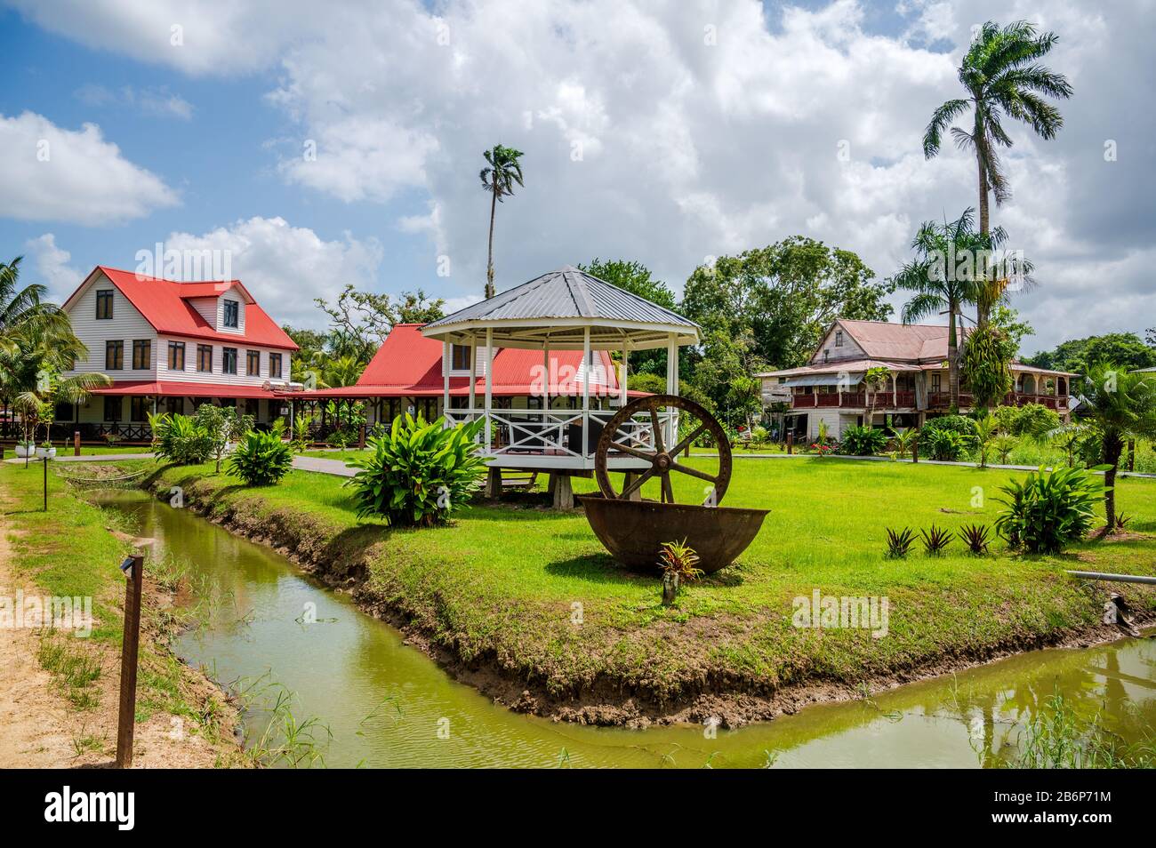 Edifici in legno di stile tradizionale olandese in un'ex piantagione a Commewijne, Paramaribo, Suriname. Foto Stock