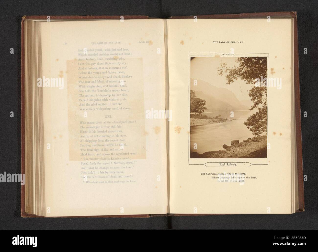 Gezicht op Loch Lubnaig Loch Lubnaig (titel op object) View of Loch LubnaigLoch Lubnaig (title object) Property Type: Photo page Item number: RP-F 2001-7-260-8 Iscrizioni / marchi: Iscrizione, recto, stampato: 'Né ha ballato indietro, fino A Dove il lago di Heath Lubnaig fornisce il Teith. Canto III, stanza XXII.' fabbricante : fotografo George Washington Wilson Fabbricazione Luogo: Loch Lubnaig datazione: Circa 1861 - o per 1871 Materiale:. Carta fotografica Tecnica: Albume dimensioni di stampa: Foto: H 105 mm × W 80 mmToelichtingFoto pagina anteriore 154. Oggetto: Lago dove : Loch Lubnaig Foto Stock