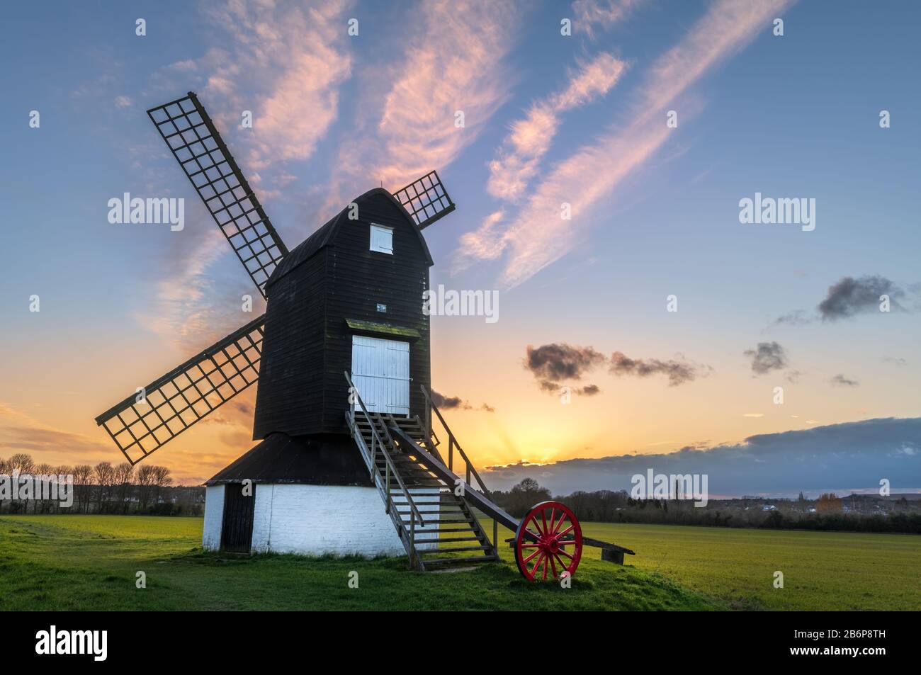 Ivinghoe, Buckinghamshire, Regno Unito. 11th marzo 2020. Meteo Regno Unito. Dopo una giornata asciutta con sole intermittente e una forte brezza a Ivinghoe, nel Buckinghamshire, il sole tramonta dietro il famoso mulino a vento Pitstone sul Ridgeway National Trail. Credit: Terry Mathews/Alamy Live News Foto Stock