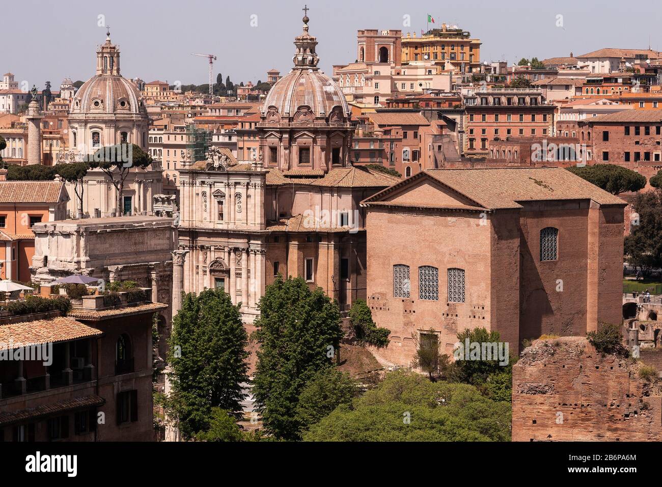 Curia Julia, l'antico edificio Senat dal 44 A.C. (A destra) sul Foro Romanum, Roma, un tempo il centro nevralgico dell'Impero Romano. Più tardi una chiesa. Foto Stock