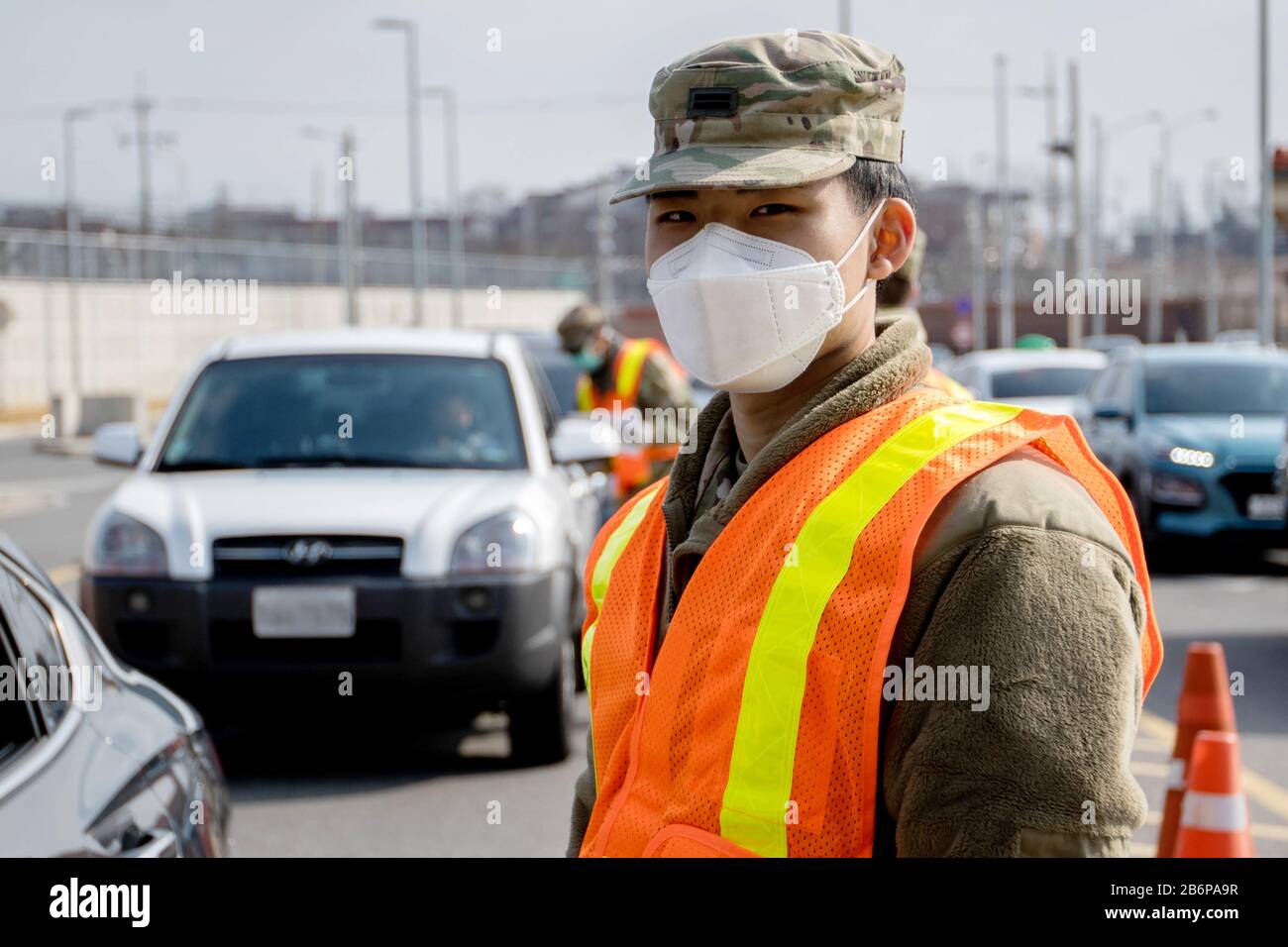 Soldato della Garrison Humphreys (Camp Humphreys) dell'esercito degli Stati Uniti, Corea del Sud, 27 febbraio 2020 che conduce le procedure di screening di COVID-19 (Coronavirus). Foto Stock