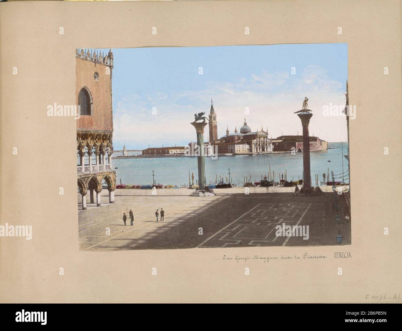 Parte della Galleria di Viaggi con foto e disegni di Manuel Mayo 1876. Produttore : fotografo: Anonymous place manufacturing: Venezia Data: 1850 - 1876 caratteristiche Fisiche: Albume colorato materiale di stampa: Carta finitura vernice acquerello Tecnica: Pressione albumina / colore della mano / photographie peinte dimensioni: H 167 mm × W 228 mm Oggetto: Viaggiare; turismo parti della chiesa esterno e annessi: Colonna del Campanile, pilastro  architettura dove: Piazza San Marco (Venezia) Isola di San Giorgio maggiore Foto Stock