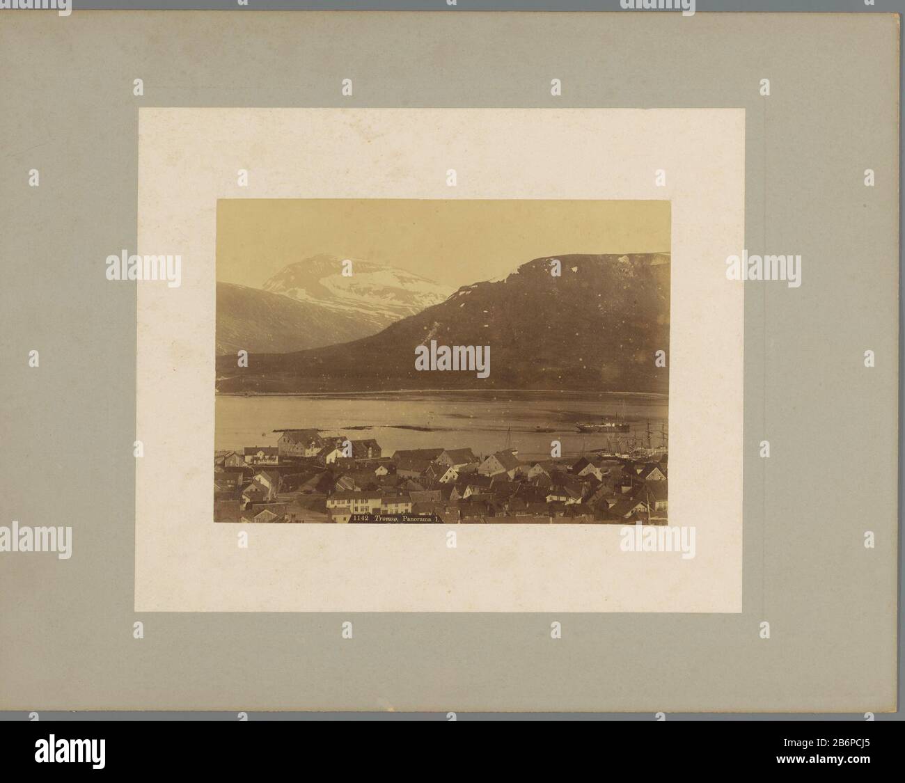 Gezicht op Tromso en een berglandschap Tromso, panorama 1 (titel op object) View of Tromso and mountain Scenery tromso, panorama 1 (title object) Property Type: Photographs numero articolo: RP-F F18169 Iscrizioni / marchi: Iscrizione vero, ha scritto: 'Noorwegen' fabbricante : fotografo: Anonymous place manufacture: Unknown date: 1890 - 1910 caratteristiche Fisiche: Stampa albumen materiale: Carta cartone Tecnica: Albumen stampa dimensioni: Foto: H 162 mm × W 226 mmblad: H 349 mm × W 455 mm Oggetto: Paesaggi urbani con costruzioni di persone: Norvegia Foto Stock
