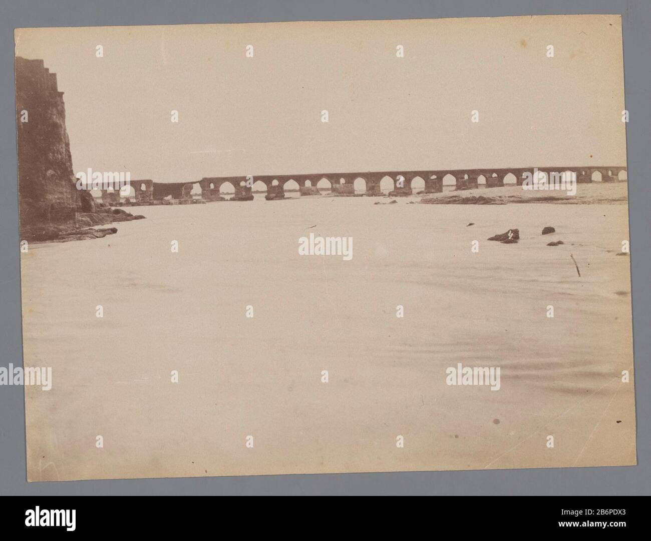 Visualizza ponte Band-e Qaisar [Pul-i-Kaisar] sul fiume Karun, Shushtar, Iran. Quando il Sassanid shah Shapour i (Regno 242-272 240 o N.C.) Roemeinse l'imperatore Valerius i nel 260 N.C. sconfisse la battaglia romano-persiana a Edessa / Karwei lasciò prigioniero romano di guerra questo ponte bouwen. Produttore : fotografo: Antoine Sevruguin (attribuito a) Luogo di produzione: Iran Data: CA. 1880 - ca. 1910 caratteristiche Fisiche: Albumen materiale di stampa: Carta Tecnica: Albumen formato di stampa: Foto: H 155 209 mmb mmOnderwerp Foto Stock