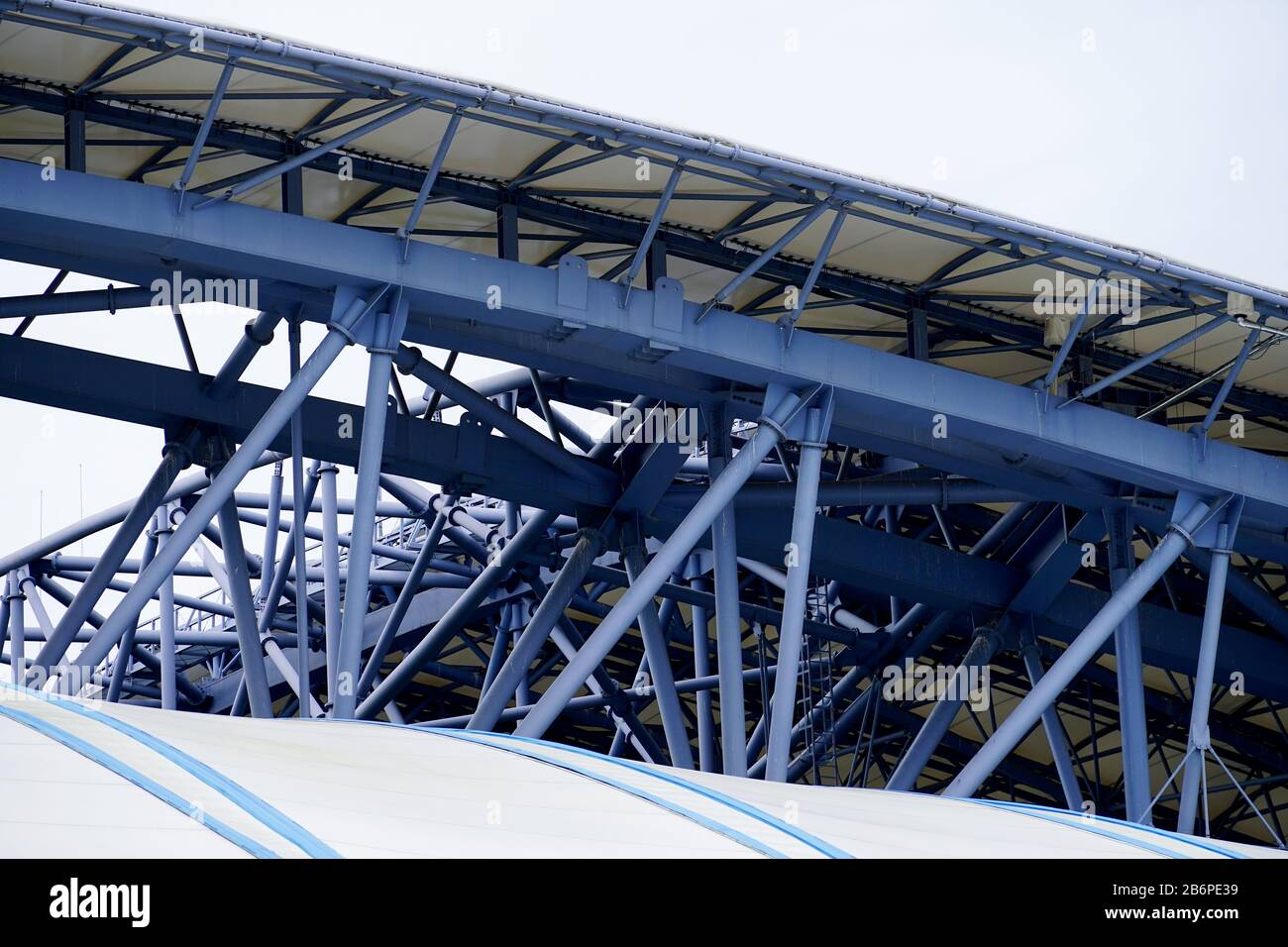 struttura del tetto in acciaio con travi blu Foto Stock
