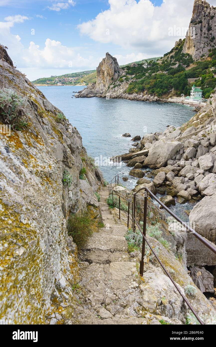 Ripida scalinata in pietra per la roccia di Diva nel villaggio di Simeiz. Una delle attrazioni turistiche preferite Foto Stock