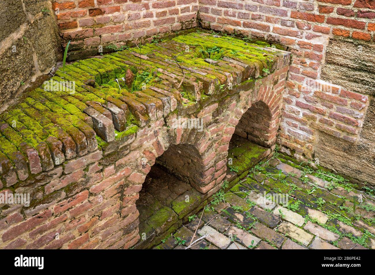 Area cucina esterna in mattoni a legna a Fort Zeelandia, antico edificio coloniale olandese a Paramaribo, Suriname Foto Stock
