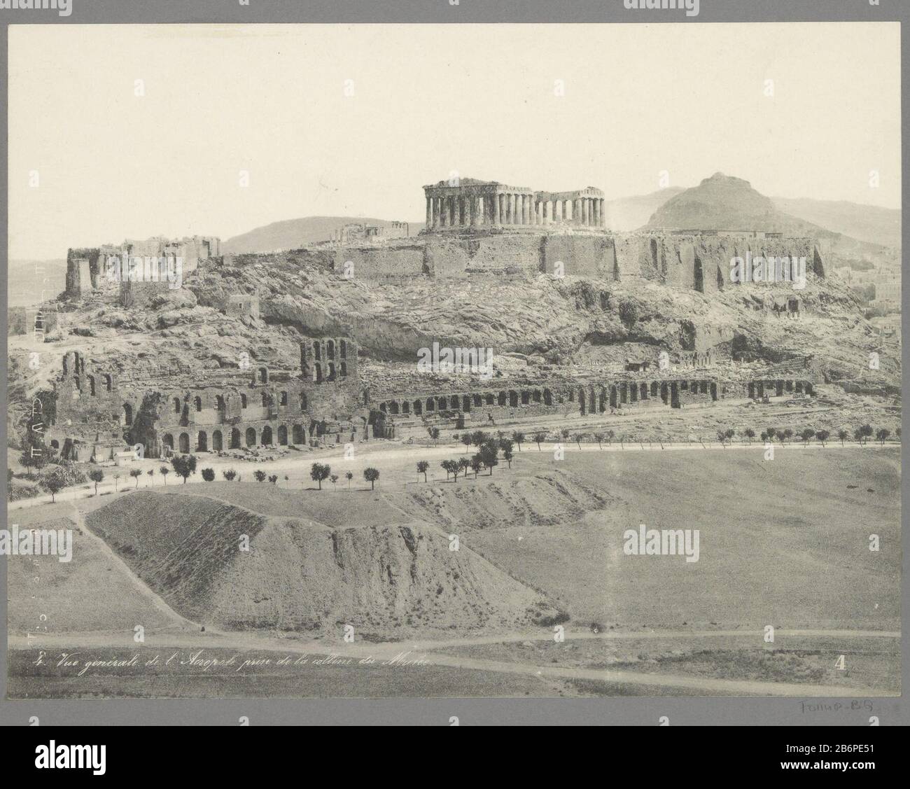 Parte di album di viaggio con foto di visto che: Condizioni in Grecia e Egypte. Produttore : fotografo: Anonymous Place produzione: Atene Data: C.1895 - caratteristiche o 1905 Fisico: Materiale da copiare: Carta Tecnica: Misurazione della pressione della luce: Foto: H 220 mm × W 291 mm Oggetto: Prospettiva della città, panorama della città, silhouette della città dove acropoli di atene Foto Stock