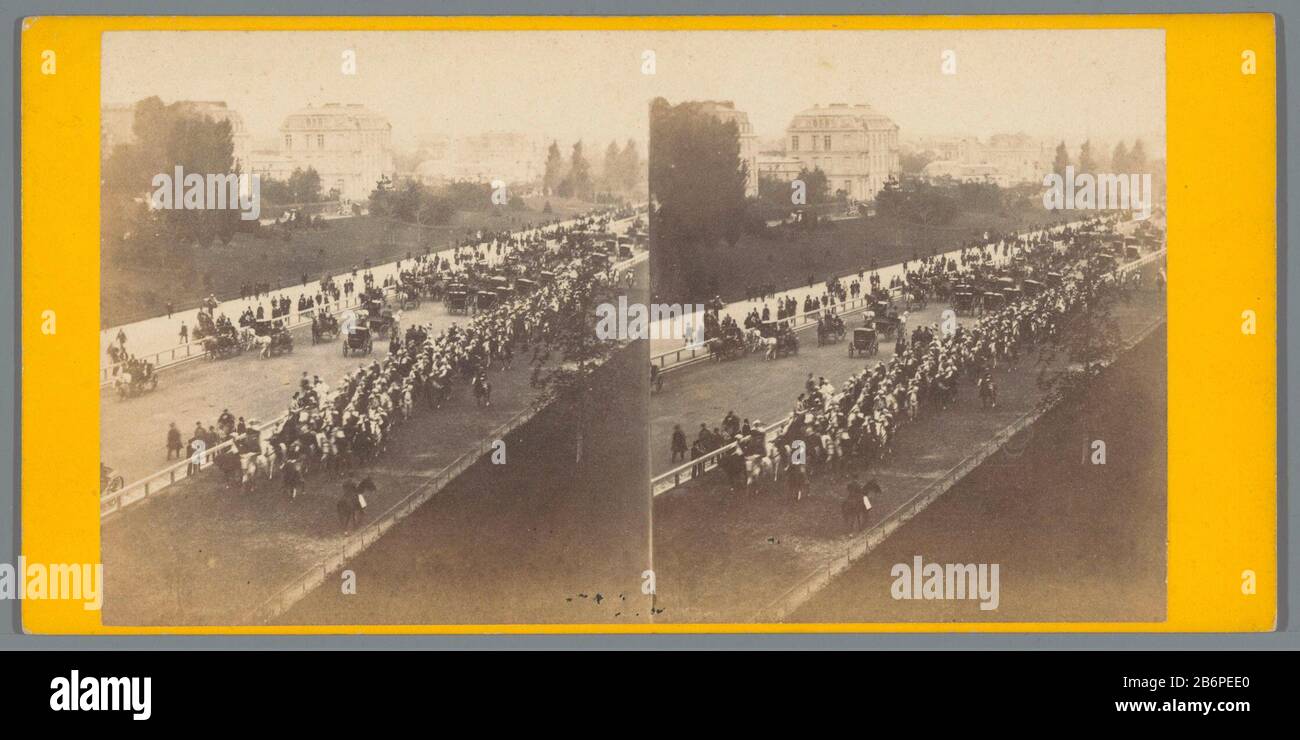 View of the Avenue de l'Impératrice in Paris with Carriages avenue de l'Imperatrice (title Object) Property Type: Stereo picture Item number: RP-F F05632 Manufacturer : Photographer: Anonymous Place manufacture: Paris Date: 1850 - or for 1870 Material: Paper Carton Technique: Albumen print dimensions: Secondary medium: H 86 mm × W 175 mm Oggetto: Trazione animale stradale, veicolo trainato da animali (trasporto ecc.) Dove: Avenue de l'Impalatrice Foto Stock