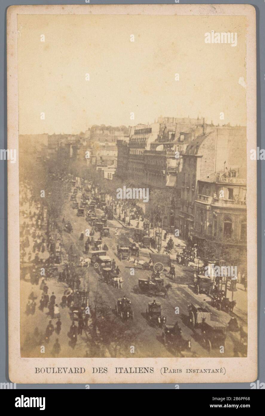 Gezicht op de Boulevard des Italiens te Parijs Boulevard des Italiens (titel op Object) Vista del Boulevard des Italiens a Parigi Boulevard des Italiens (title Object) tipo Di Oggetto: Government picture numero articolo: RP-F 1996-68 Produttore : fotografo: Anonymous place manufacture: Paris Data: CA. 1865 - ca. 1875 Materiale: Cartone carta Tecnica: Albume dimensioni di stampa: Foto: H 148 mm × W 98 mm Oggetto: Viale stradale, viale, passeggiata, spianata dove: Boulevard des Italiens Foto Stock