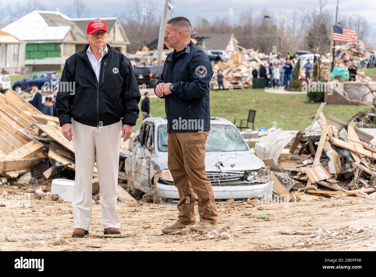 Il presidente degli Stati Uniti Donald Trump, accompagnato da Mike Herrick, con la squadra di salvataggio della contea di Putnam, sta verificando i danni a un quartiere devastato da tornado il 6 marzo 2020 a Cookeville, Tennessee. Trump ha visitato Nashville e l'area circostante per verificare i danni al tornado che hanno ucciso più di 24 persone. Foto Stock