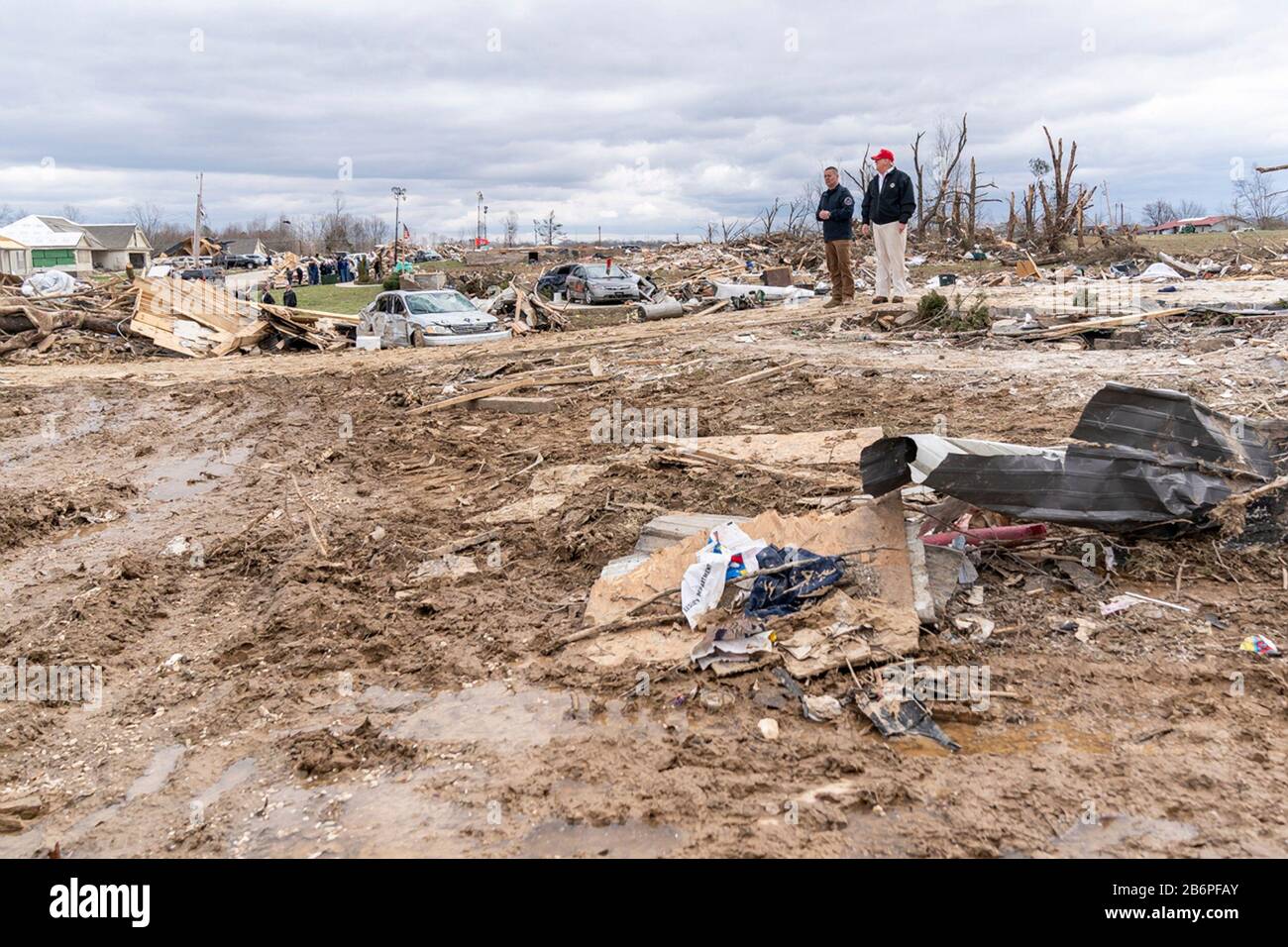 Il presidente degli Stati Uniti Donald Trump, accompagnato da Mike Herrick, con la squadra di salvataggio della contea di Putnam, sta verificando i danni a un quartiere devastato da tornado il 6 marzo 2020 a Cookeville, Tennessee. Trump ha visitato Nashville e l'area circostante per verificare i danni al tornado che hanno ucciso più di 24 persone. Foto Stock