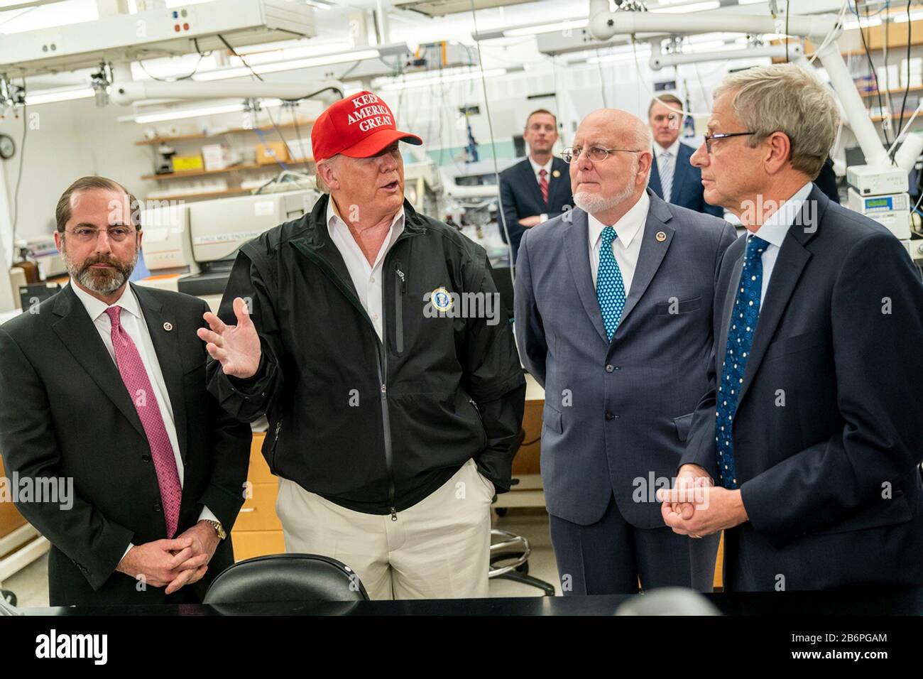 Il presidente degli Stati Uniti Donald Trump, Unito dal Segretario della Sanità e dei servizi umani Alex Azar, a sinistra, Direttore dei Centri per il controllo E la prevenzione Delle Malattie Dr. Robert Redfield, E il Dr. Stephan Monroe, direttore associato della CDC, a destra, parla con i reporter durante una visita ai Centri per il controllo E la prevenzione Delle Malattie 6 marzo 2020 ad Atlanta, Georgia. Foto Stock