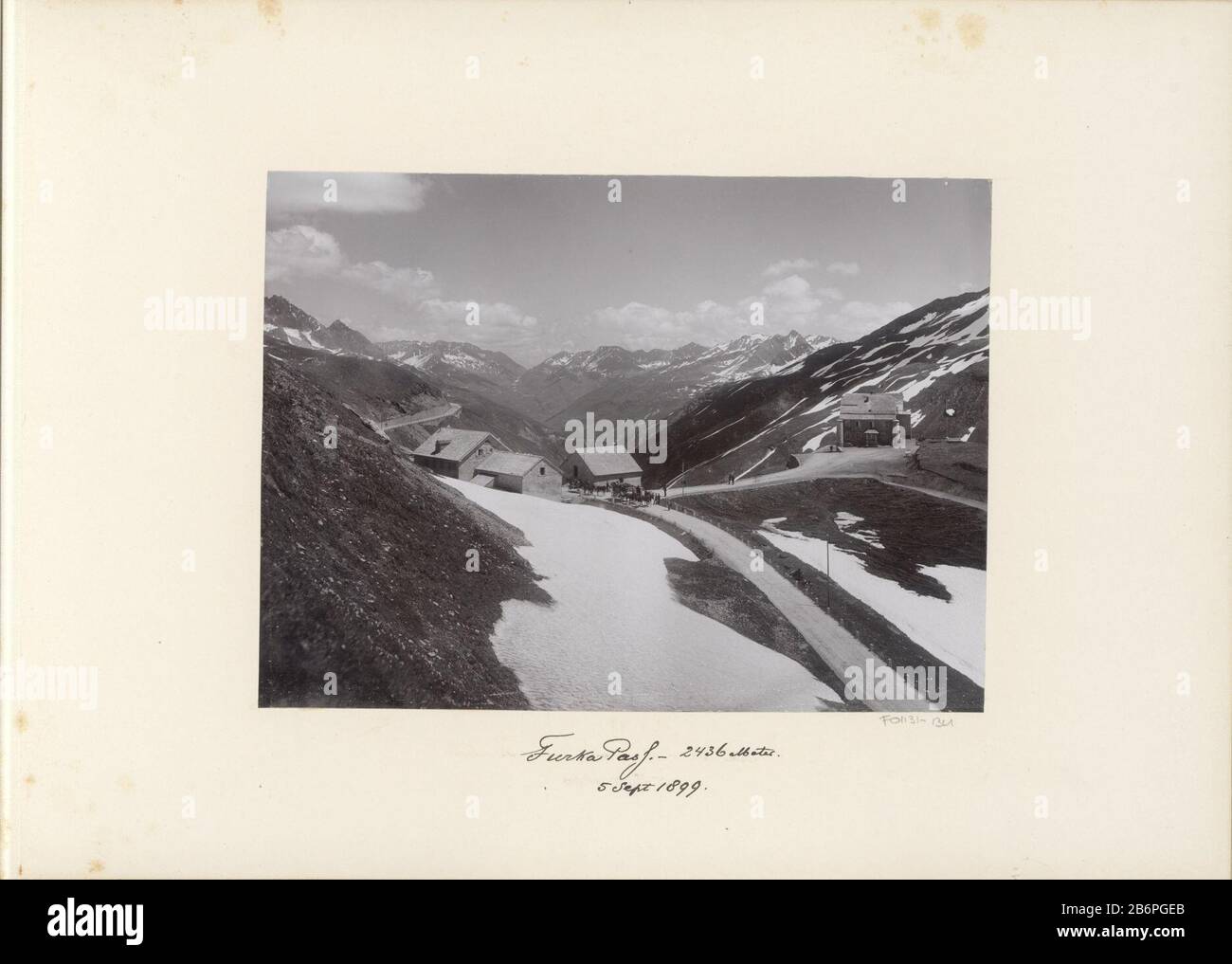 Gezicht op de Furkapas ha incontrato huizen, paardenkoets en reizigers Parte di Travel Album per esaminare dove: Condizioni in Germania, Austria, Svizzera, Lussemburgo e België. Produttore : fotografo: Anonymous location manufacturing: Switzerland Dating: CA. 1880 - caratteristiche in o per il 1899 Fisico: Daglichtcollodiumzilverruk Materiale: Carta fotografica tecnica: Daglichtcollodiumzilverruk dimensioni: Immagine: H 160 mm × W 218 mm Oggetto: Montagne (+ paesaggio con figure, staffaggio) strada, strada a quattro ruote, veicolo trainato da animali, ad esempio: Cabina, trasporto, pullman dove svizzero Foto Stock