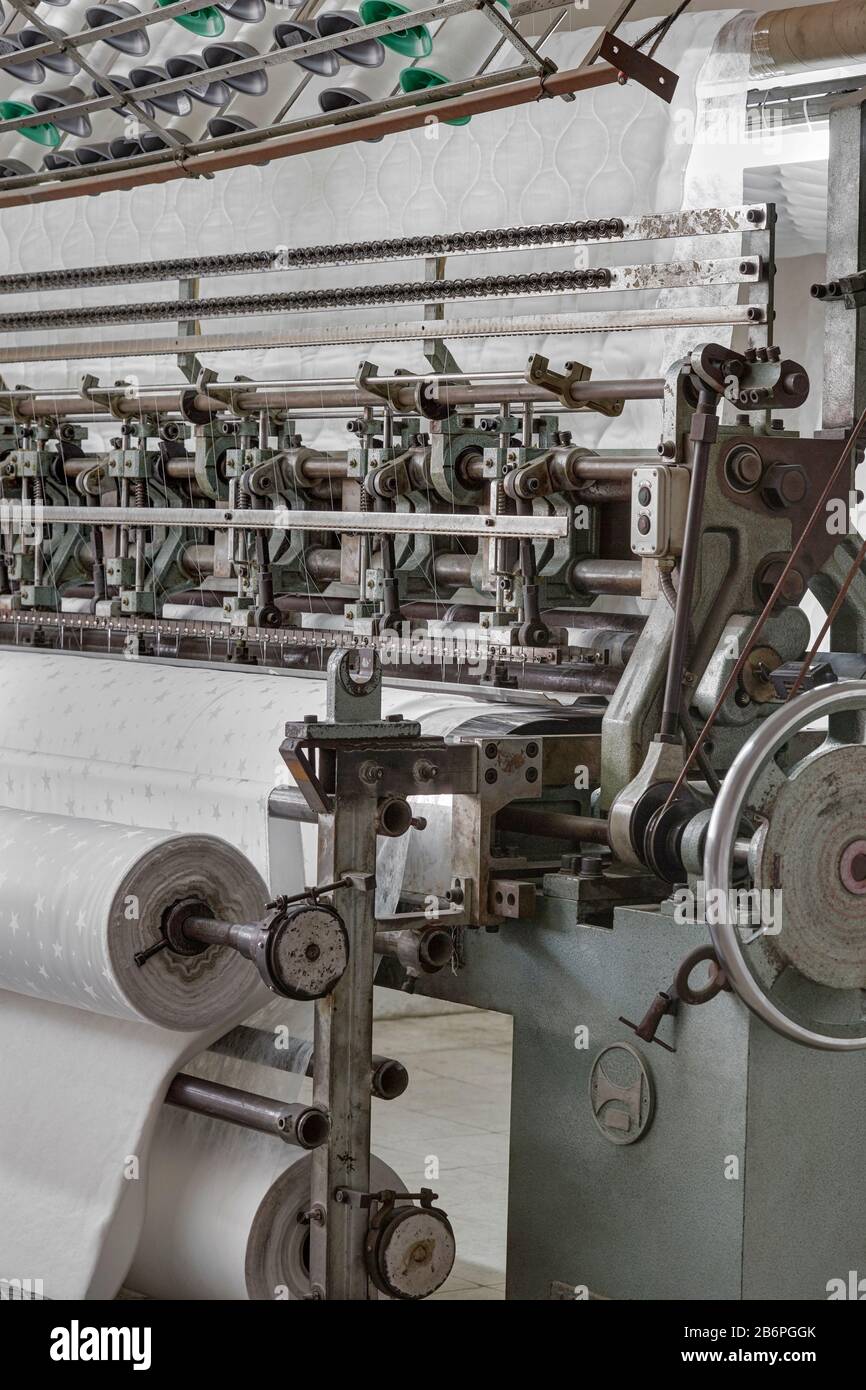 Trapuntatrice, produzione di materassi in fabbrica. Foto Stock