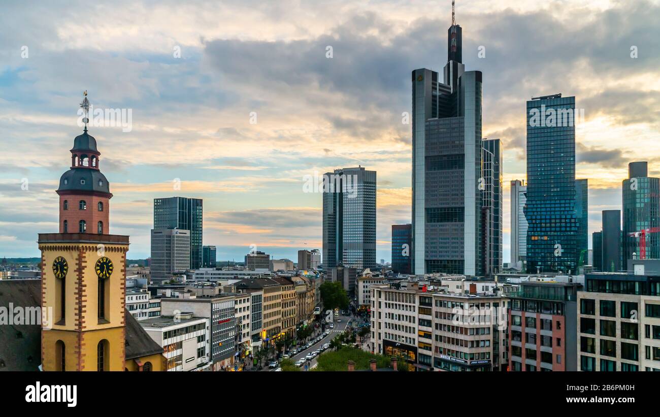 Francoforte, Germania: Ottobre 5th, 2019: città vista del centro di Francoforte, con San Katharinen Kirche chiesa e architettura moderna in background. Foto Stock