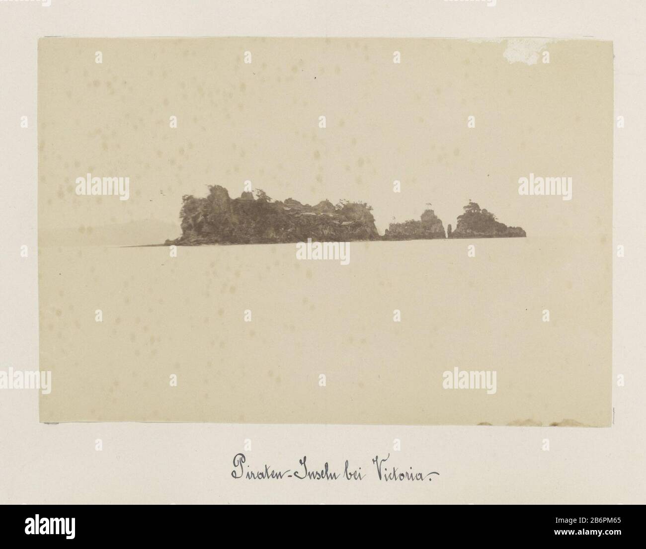 Gezicht op de Pirateneilanden voor de kust van Victoria (Kameroen) Parte dell'album con registrazioni del Camerun intorno al 1899. Produttore : fotografo: Anonimo luogo di produzione: Victoria Data : 1899 caratteristiche Fisiche: Albumina materiale di stampa: Carta fotografica Tecnica: Albumina pressione dimensioni: H 130 mm × W 194 mm Oggetto: Isola costa dove: Victoria Foto Stock