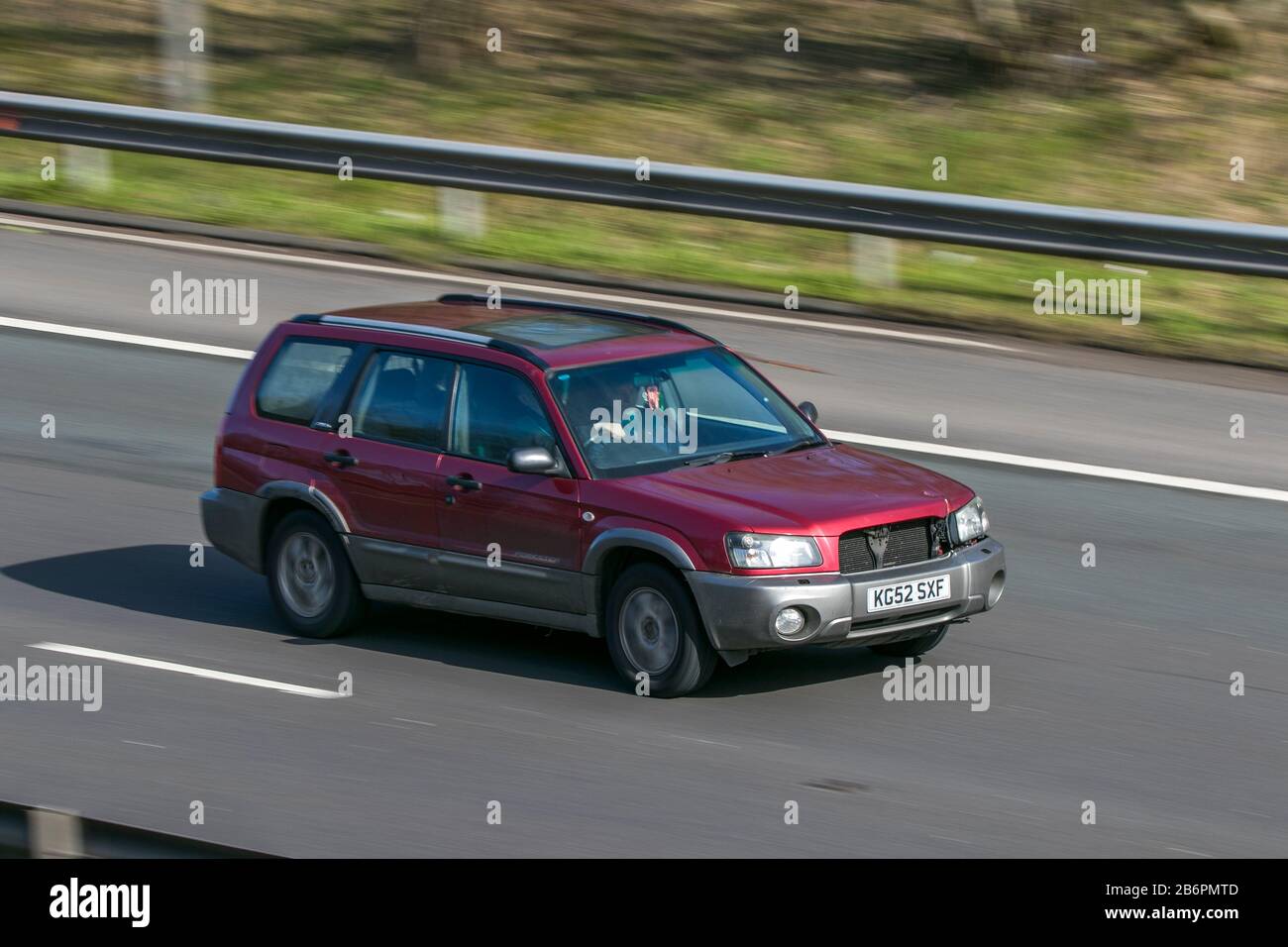 KG52SXF Subaru Forester X All Weather Red Car benzina in auto sulla M6 autostrada vicino Preston in Lancashire, Regno Unito Foto Stock