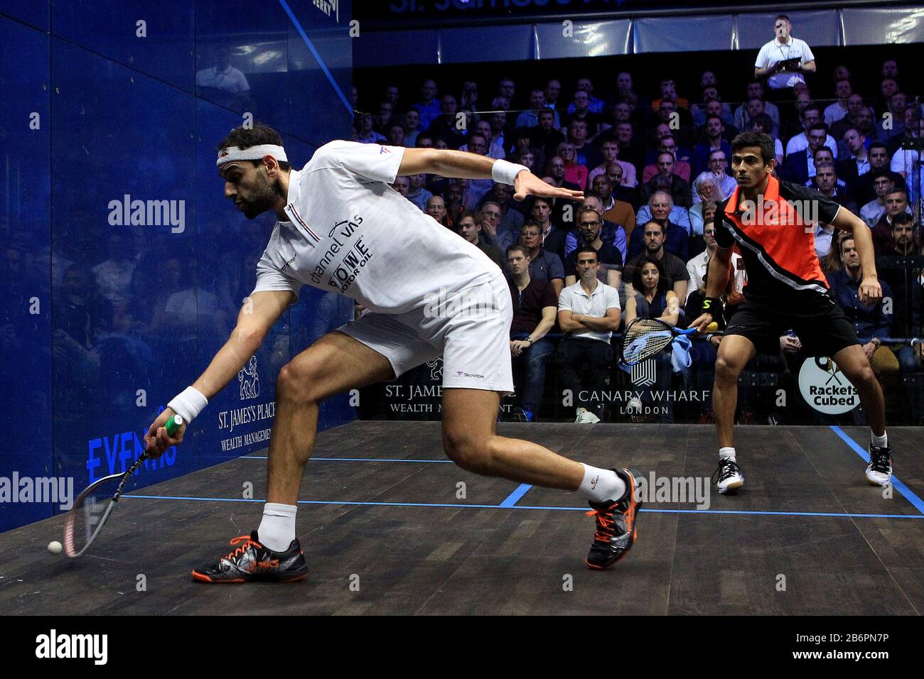 Londra, Regno Unito. 10th Mar, 2020. Mohammed El Shorbagy d'Egitto (L) in azione contro Ghossal di (R). St. James's Place Canary Wharf Classic 2020 Squash, 4° giorno presso l'East Wintergarden di Canary Wharf, Londra Mercoledì 11th Marzo 2020 pic by Steffan Bowen/Andrew Orchard sports photography/Alamy Live News Credit: Andrew Orchard sports photography/Alamy Live News Foto Stock