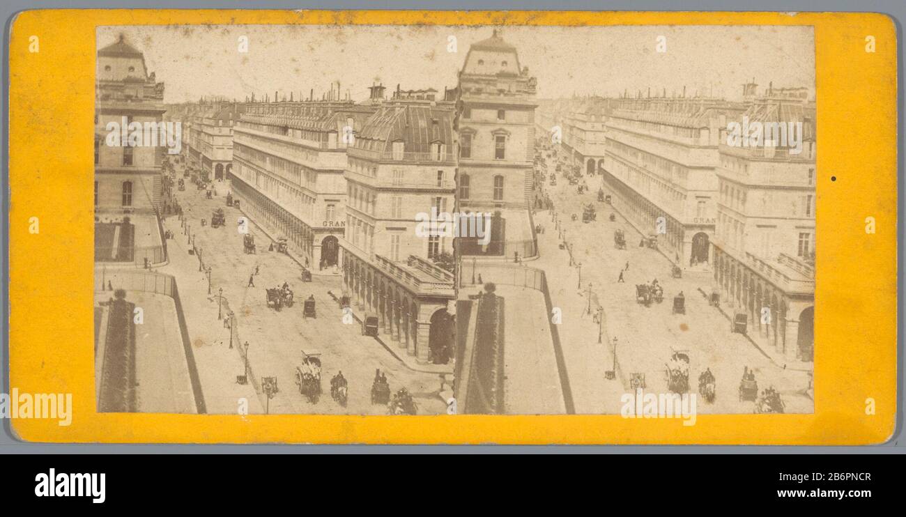 Gezicht op de Rue de Rivoli met een deel van het Palais du Louvre in Parijs Gezicht op de Rue de Rivoli met een deel van het Palais du Louvre in Parijs Oggetto tipo : stereofoto Objectnummer: RP-F-F05656 Iscrizioni / Merken: Opschrift, vero, handgeschreven: ‘Rue de Rivoli’ fabbricante : fotograaf: AnoniemPlaats manufacture: Parijs Dating: CA. 1850 - ca. 1880 Materiale: Fotopapier karton Techniek: Albuminedruk dimensioni: Secundaire drager: H 86 mm × b 175 mm Oggetto: Trazione streetanimale, veicolo trafilato (trasporto ecc.) Foto Stock