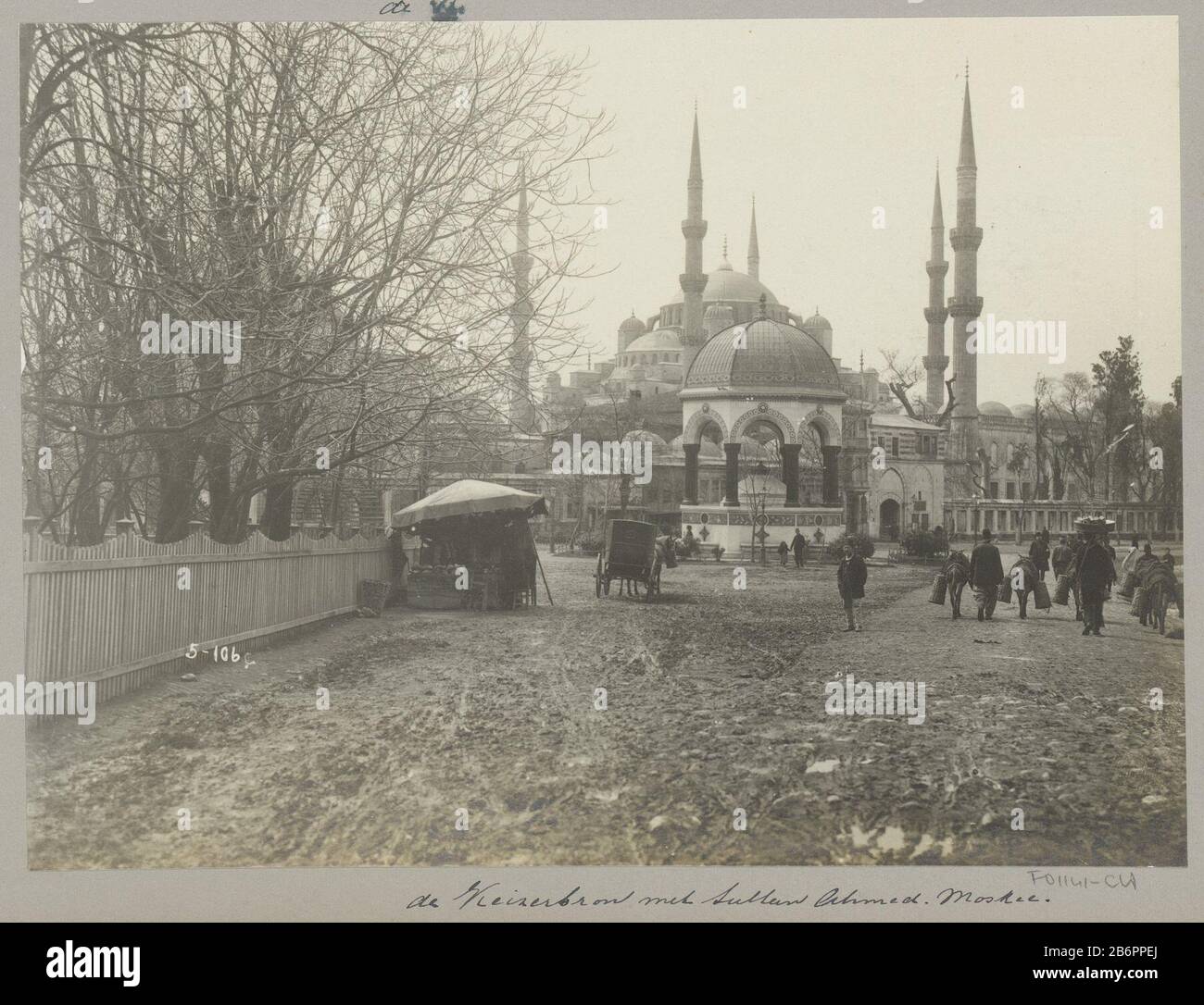Gezicht op de Sultan Ahmetmosokee en de Keizerbron a Istanbul Parte di immagini di un viaggio attraverso l'Europa meridionale e il Medio Oosten. Produttore : fotografo: Anonymous place manufacturing: Istanboel Dating: 1900 - caratteristiche o Apr 1910 Fisico: Gelatina argento stampa materiale: Carta Tecnica: Gelatina argento stampa dimensioni: H 168 mm × W 227 mm Soggetto: Tempio, santuario  Islam, fontana Mohammedanismornamental (+ città (-scape) con figure, staff) Dove: Moschea Sultanahmet Foto Stock