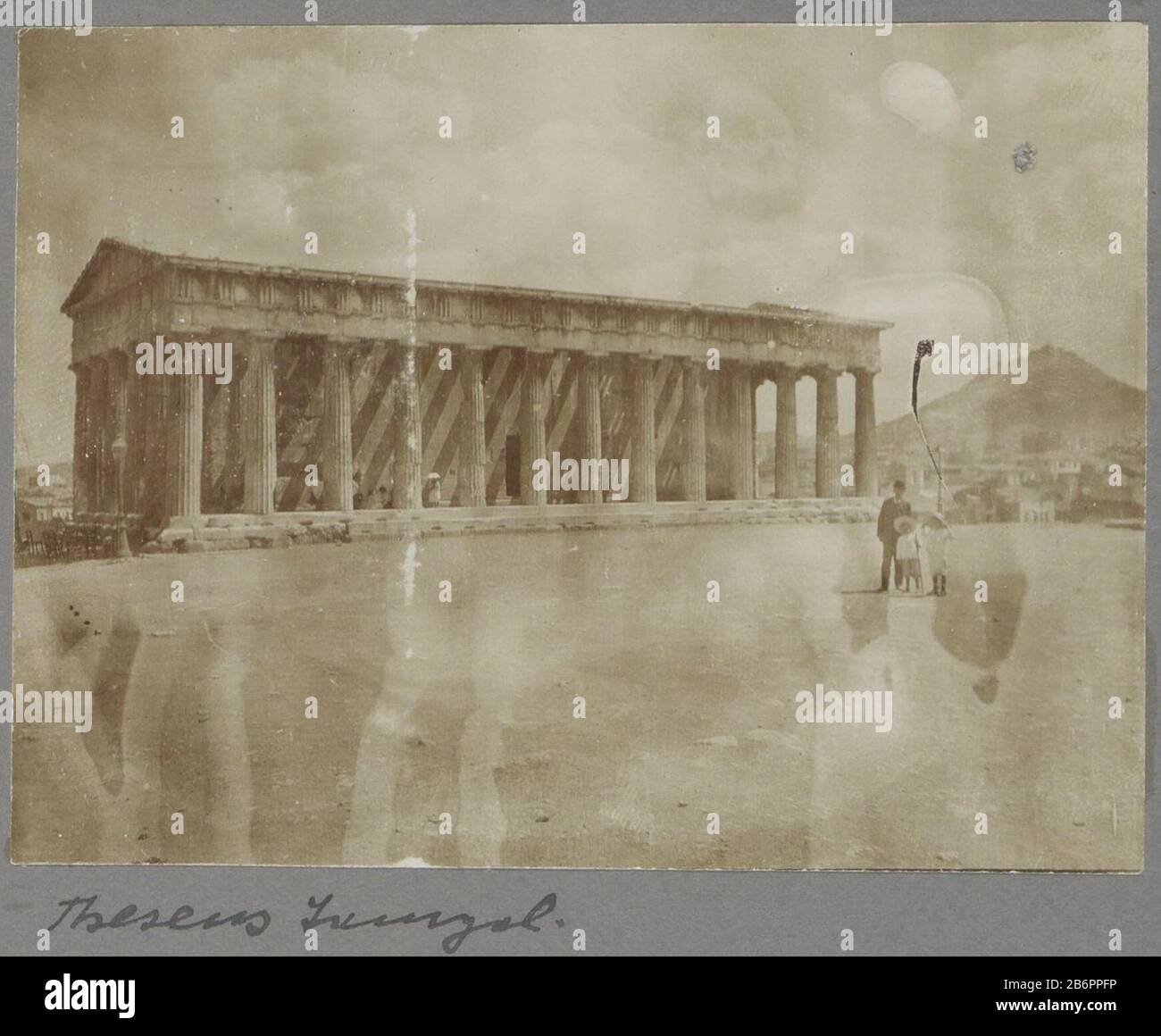 Gezicht op de Tempel van Hephaistos in Athene Parte di Album di viaggio con foto di visto che: Condizioni in Grecia e Egypte. Produttore : fotografo: Anonymous place manufacturing: Athens Dating : 1905 Caratteristiche Fisiche: Daglichtcollodiumzilverruk Materiale: Carta tecnica: Daglichtcollodiumzilverruk dimensioni: Foto: H 83 mm × W 111 mm Soggetto: Tempio, santuario  religione greca dove atene tempio Hephaistos Foto Stock