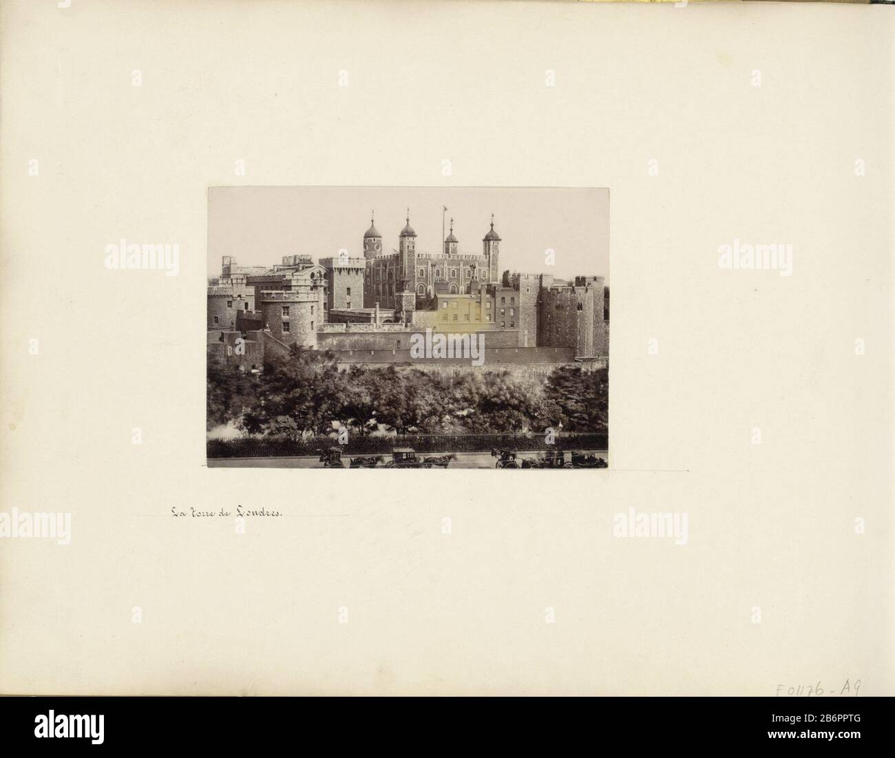 Gezicht op de Tower in Londen met op de voorgrond paardenkoetsen la torre de Londres (titel op Object) Parte della Galleria di Viaggi con foto e disegni di Manuel Mayo 1876. Produttore : fotografo: Anonymous place manufacturing: London Data: 1850 - 1876 caratteristiche Fisiche: Albumen stampa materiale: Carta Tecnica: Albumen stampa dimensioni : h 102 mm × W 146 mm Oggetto: Viaggiare; fortezza del turismo prigione, prigione a quattro ruote, veicolo trainato da animali, ad es.: Cabina, carrozza, pullman (+ o trasporto per persone) Dove: La Torre Di Londra Foto Stock