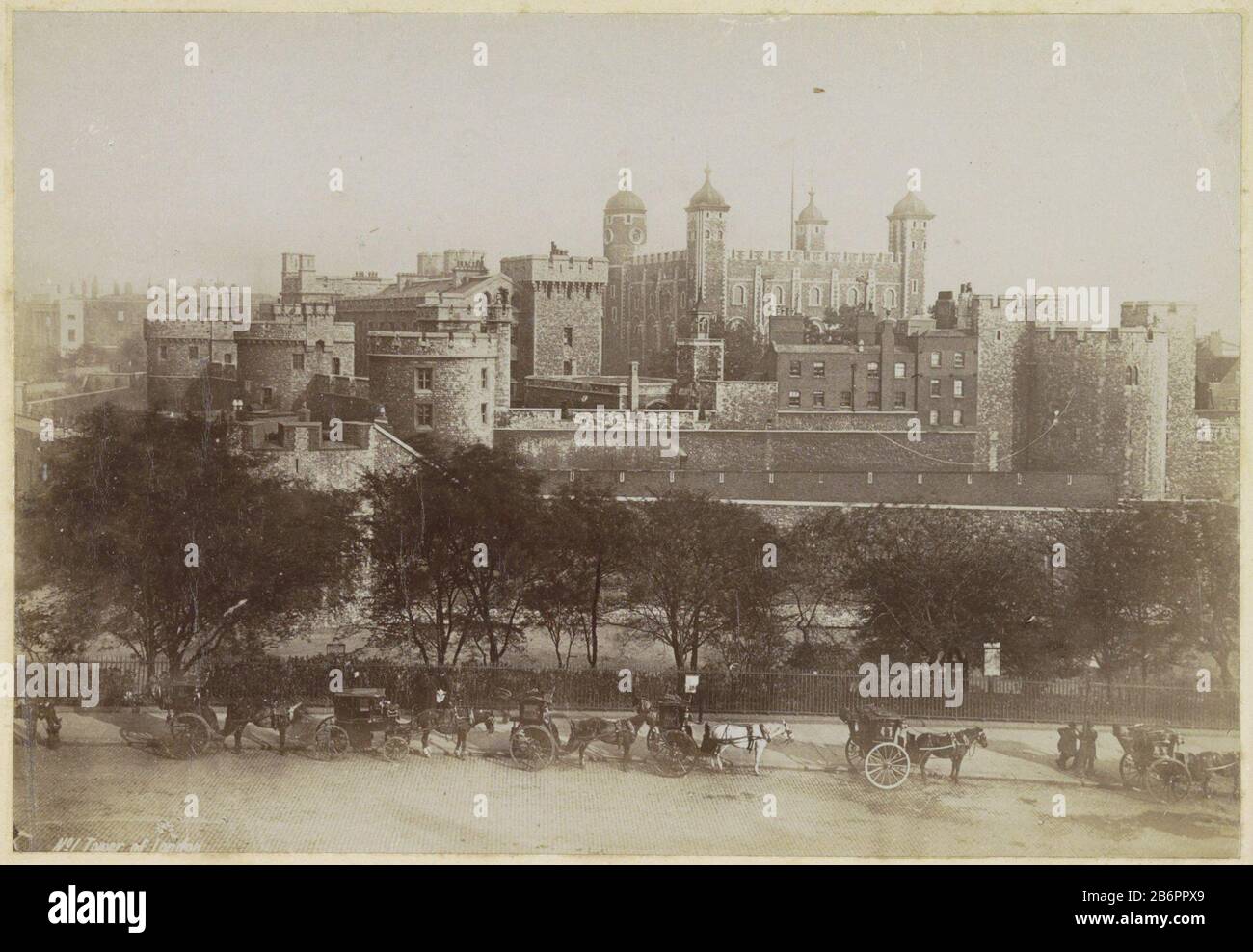 Gezicht op de Tower van Londen ha incontrato op de voorgrond paardenkoetsen Tower of London (titel op Object) Parte dell'album con recensione dove: Condizioni a Edimburgo e Londra. Produttore : fotografo: Anonymous place manufacturing: London Dating: CA. 1870 - ca. 1890 caratteristiche Fisiche: Albumen stampa materiali: Carta di cartone Tecnica: Albumen stampa dimensioni: Foto: H 136 mm × W 207 mm Oggetto: Prospettiva della città, panorama della città, silhouette del castello cittadino trazione animale, veicolo trafilato (trasporto ecc.) Foto Stock