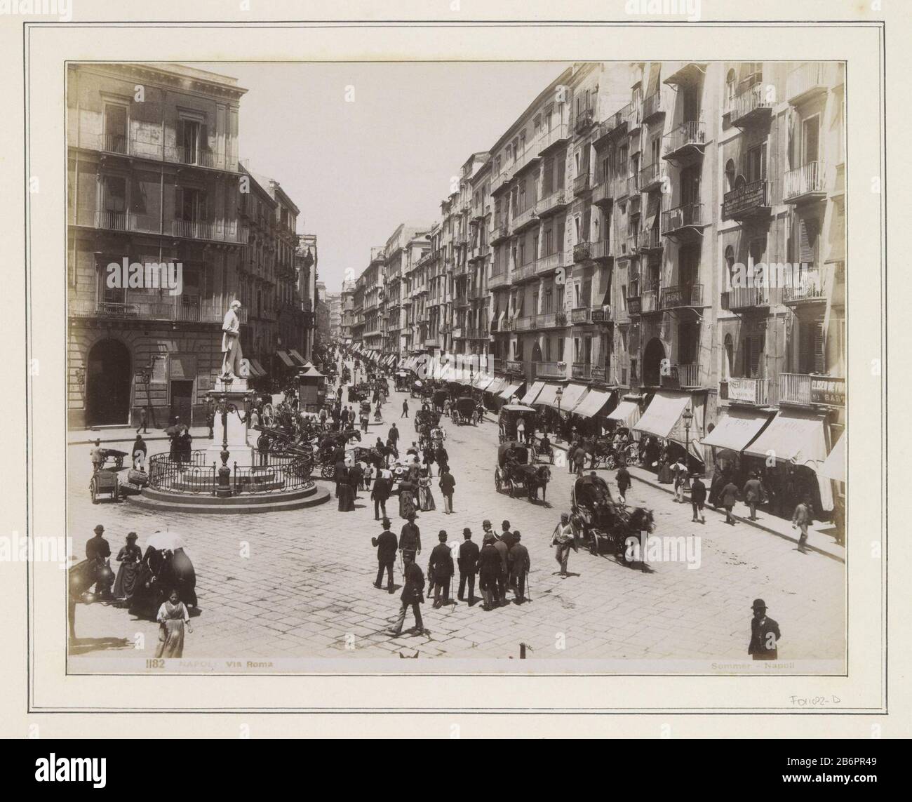 Gezicht op de Via Roma in Napels met een standbeeld, winkels, paardenkoetsen en voorbijgangers NAPOLI - Via Roma (titel op Object) parte di Travel Album con foto di visto che: Condizioni in Italia e la Costa Azzurra (parte II) . Produttore : fotografo Giorgio Sommer Fabbricazione In Luogo: Napoli Incontri: CA. 1860 - ca. 1890 caratteristiche Fisiche: Albumen materiale di stampa: Carta fotografica tecnologia : albumina dimensioni pressione: Immagine: H 194 mm × W 248 mm Oggetto: Street (+ città (-scape) con cifre, personale) negozio, negozio a quattro ruote, animale-disegnato veicolo, ad esempio: Cabina, trasporto, pullman (+ con Foto Stock