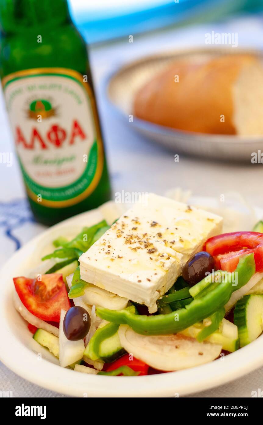 Insalata greca e birra locale Symi Città Symi isole Greche - Grecia Foto Stock