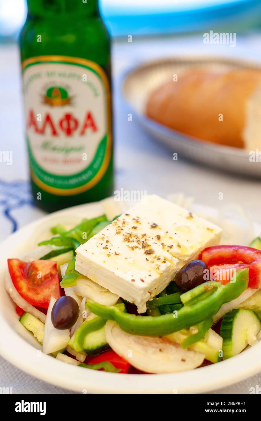 Insalata greca e birra locale Symi Città Symi isole Greche - Grecia Foto Stock