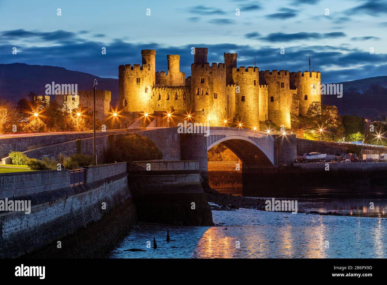 13th Secolo fortificato Conwy Castello al crepuscolo, Conwy, Galles, Regno Unito Foto Stock