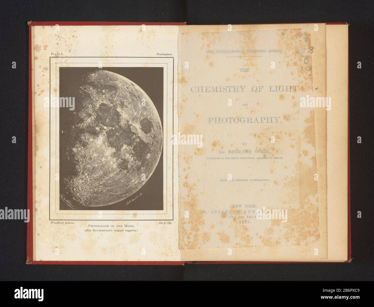 Gezicht op de maan Fotografia della luna (titel op object) Vista della luna Fotografia della luna (title object) Tipo Di Proprietà: Fotomeccanica stampa pagina numero articolo: RP-F 2001-7-952-1 Iscrizioni / marchi: Iscrizione, recto, stampato: 'Plate i Frontispiece 'iscrizione, recto, stampato:' dopo l'originale negativo di Rutherford' Produttore: data anonimo: ca. 1870 - in o davanti 1875 Materiale: Carta Tecnica: Woodburytypie dimensioni: Immagine: H × 115 mm b 84 mmToelichtingPrent opposto telpagina. Oggetto: La luna come celeste Foto Stock