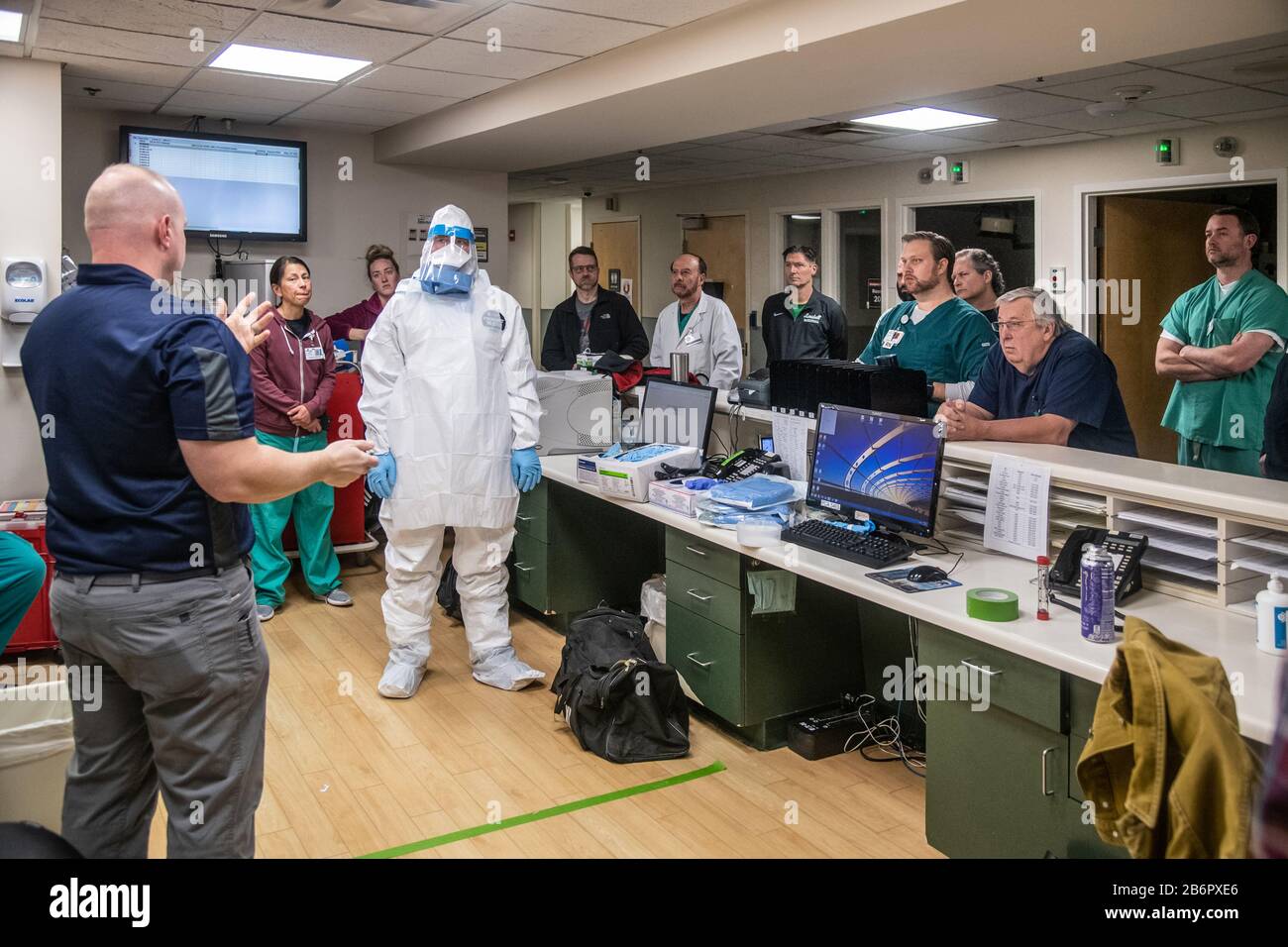 National Guard fornisce agli ospedali di Cabell Huntington in preparazione ai casi di Coronavirus un corso di formazione sui dispositivi di protezione individuale (PPE). Foto Stock