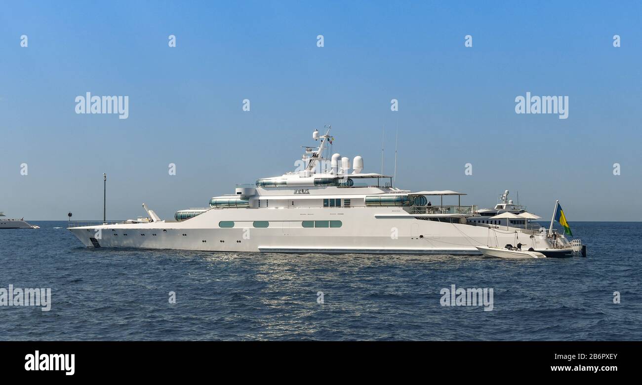 Isola DI CAPRI, ITALIA - AGOSTO 2019: Il lussuoso superyacht Zeus all'ancora fuori dell'isola di Capri. Foto Stock
