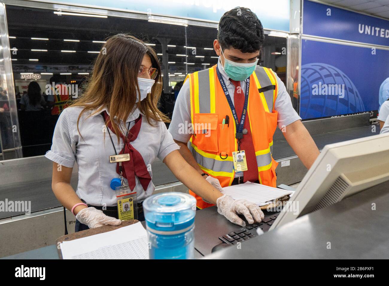 San Pedro Sula, Honduras. 11th Mar, 2020. 11 marzo 2020: Lavoratori e passeggeri a San Pedro Sulaâ€™s Ramon Villeda Morales International Airport indossare maschere come precauzione durante la pandemia di coronavirus in tutto il mondo Mercoledì, 11 marzo 2020. Il Ministro della Salute Honduran ha chiesto che tutti i dipendenti che lavorano in aeroporto indossino maschere protettive. Credit: Zuma Press, Inc./Alamy Live News Foto Stock