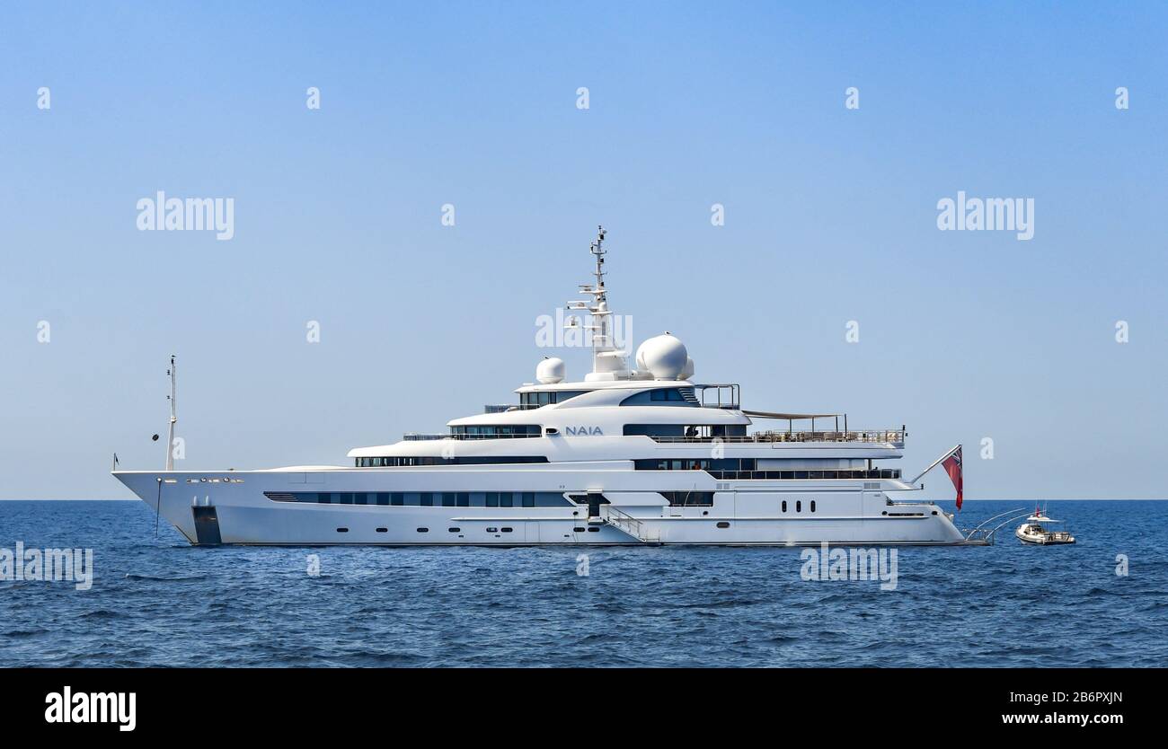 Isola DI CAPRI, ITALIA - AGOSTO 2019: Il lussuoso superyacht Naia all'ancora fuori dell'isola di Capri. Foto Stock
