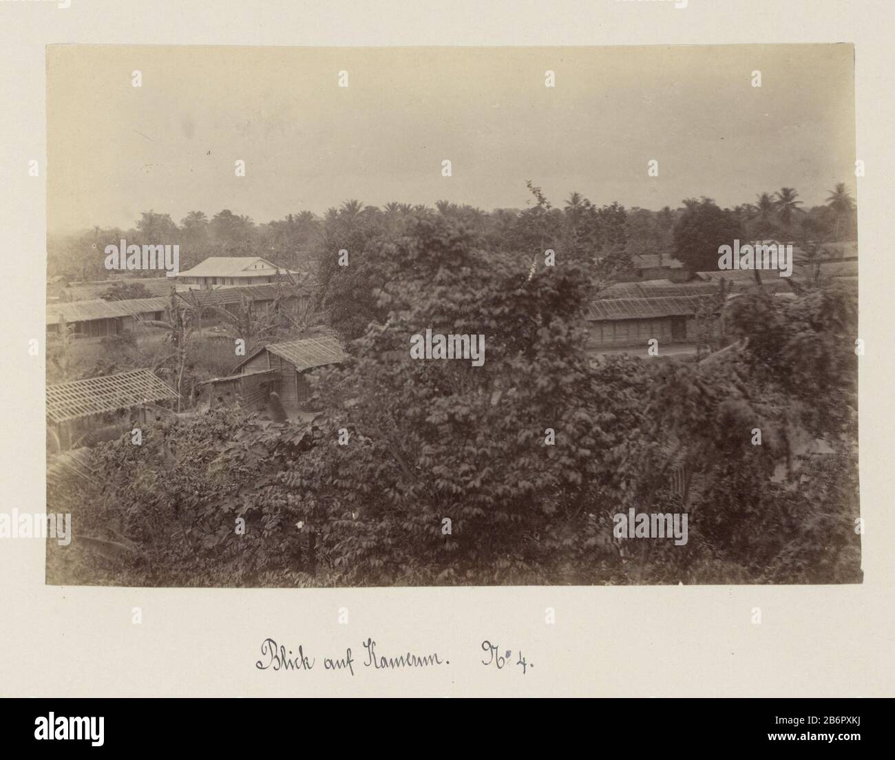 Gezicht op de omgeving van een gouvernementsgebouw in Kameroen immagine 4 un panorama di 4. Parte dell'album con registrazioni in Camerun intorno al 1899. Produttore : fotografo : anonimo luogo di produzione: Camerun Data: 1899 caratteristiche Fisiche: Albumina materiale di stampa: Carta fotografica Tecnica: Albumen formato di stampa: H 132 mm × W 199 mm Oggetto: Foresta, prospettiva di legno o villaggio, silhouette o villaggio dove: Camerun Foto Stock