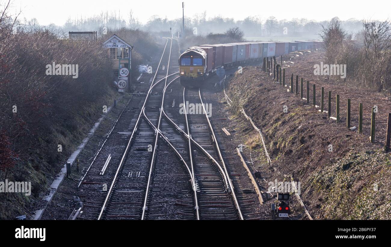 Treno merci che passa attraverso la campagna del Suffolk dallo svincolo di Chippenham e prosegue per Felixstowe. Foto Stock