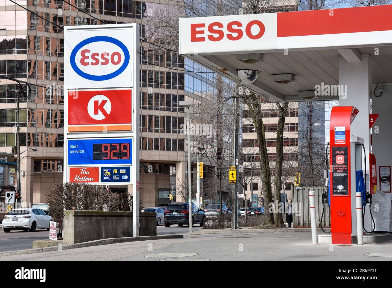 Toronto, Canada - 11th Marzo 2020 - il prezzo della benzina ha colpito il basso record attraverso La Zona Di Toronto Più Grande dovuto la produzione aumentata di petrolio e l'impatto dal coronavirus. In foto, il prezzo del gas del 92,9% per litro come mostrato nelle stazioni di servizio a Toronto. Dominic Chan/Eximages Credit: Eximages/Alamy Live News Foto Stock