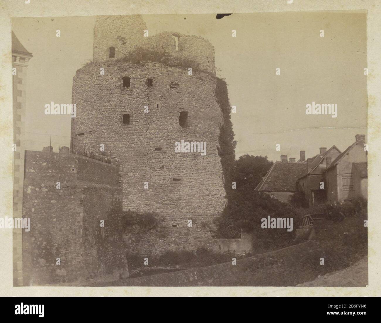 Parte dell'album del fotografo amatoriale francese con foto di famiglia, militare, industriale, paesaggi e esaminato dove: Condizioni a Frankrijk. Produttore : fotografo: Anonymous location manufacturing: France Data: Lug-1885 Materiale: Carta fotografica Tecnica: Albumen stampa formati: H 105 mm × W 138 mm Oggetto: Torri  città fortificata gelding di una dimora, casa, castello, ecc. Foto Stock