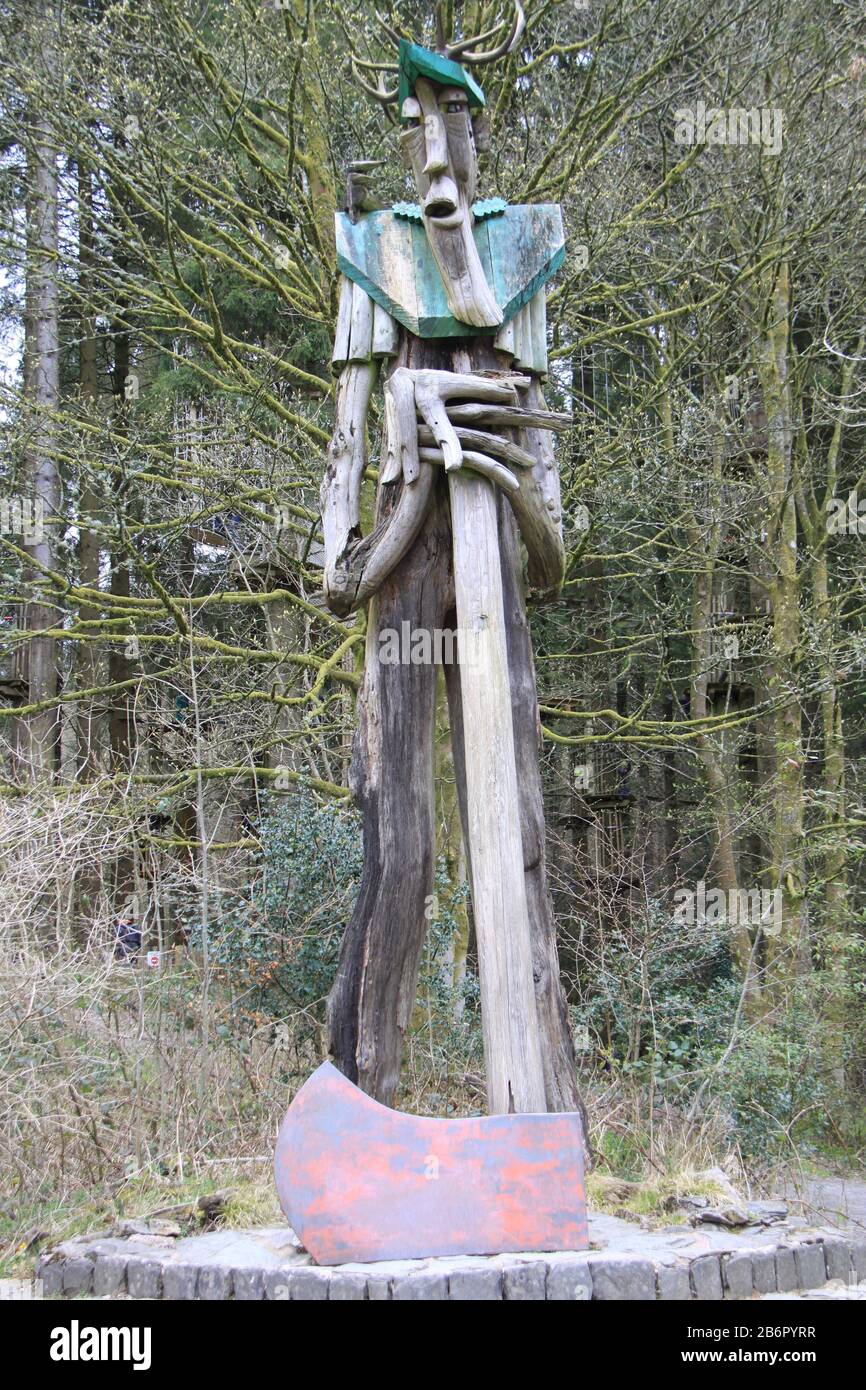 Antico Forester: Imponente scultura in legno di David Kemp situato in Grizedale Forest, Lake District, Cumbria, UK, PETER GRANT Foto Stock