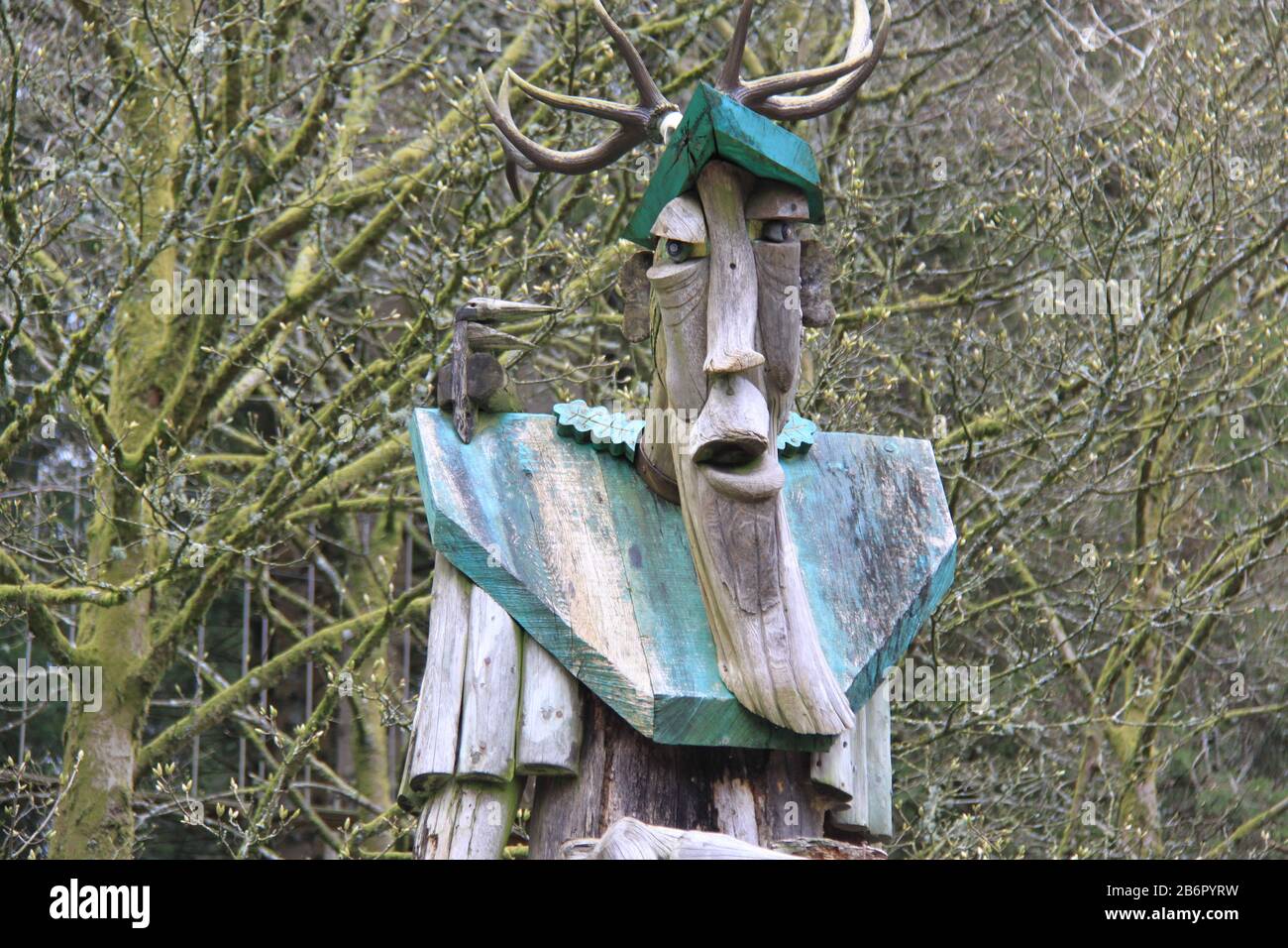 Antico Forester: Imponente scultura in legno di David Kemp situato in Grizedale Forest, Lake District, Cumbria, UK, PETER GRANT Foto Stock