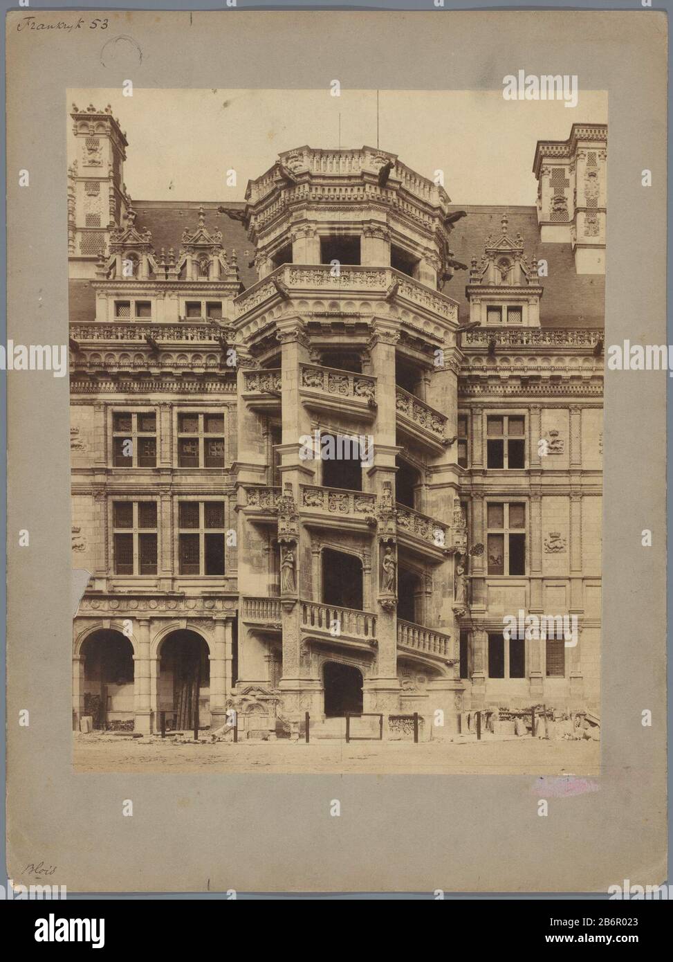 Gezicht op de spiraalvormige trap van het kasteel van Blois Vista della scala a chiocciola del Castello di Blois Tipo Di Proprietà: Fotografie numero articolo: RP-F 00-9630 Iscrizioni / marchi: Annotazione, recto, manoscritto: 'France 53'annotatie, recto, manoscritto: 'Blois' annotation, vero, scritto a mano in matita: Marchio di collezione 'Blois' , vero, stampato' RIGA [CS NORMA] ALSCHOOL for T [omen TEACHERS] Amster [M] fabbricazione Creatore: Fotografo: Anonimo luogo fabbricazione: Castello di Blois Data: 1850 - 1900 Materiale: Cartone carta fotografica Tecnica: Albumina pressione dimensioni: Cartone: H 344 Foto Stock